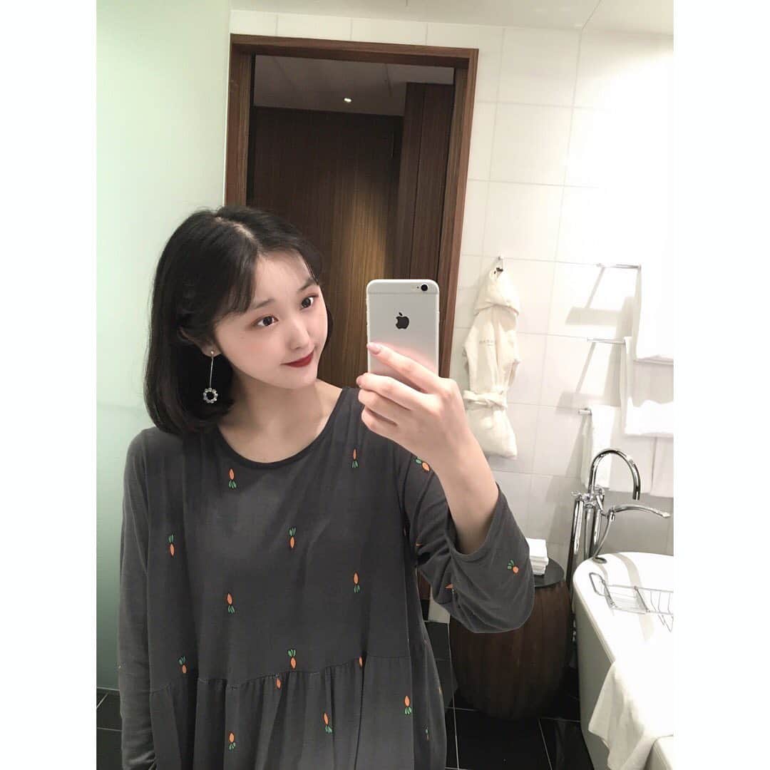 のインスタグラム：「🧖🏻‍♀️ わたしの旅行用パジャマ☝🏻 韓国のどっかの駅で800円くらいで買ったやつ😇🥕 部屋の写真いろいろ😄⏩⏩  #conrad #conradtokyo #conradhotel  #콘래드 #콘래드호텔 #콘래드도쿄 #호캉스 #도쿄호캉스  #コンラッド東京 #コンラッド #ホカンス」