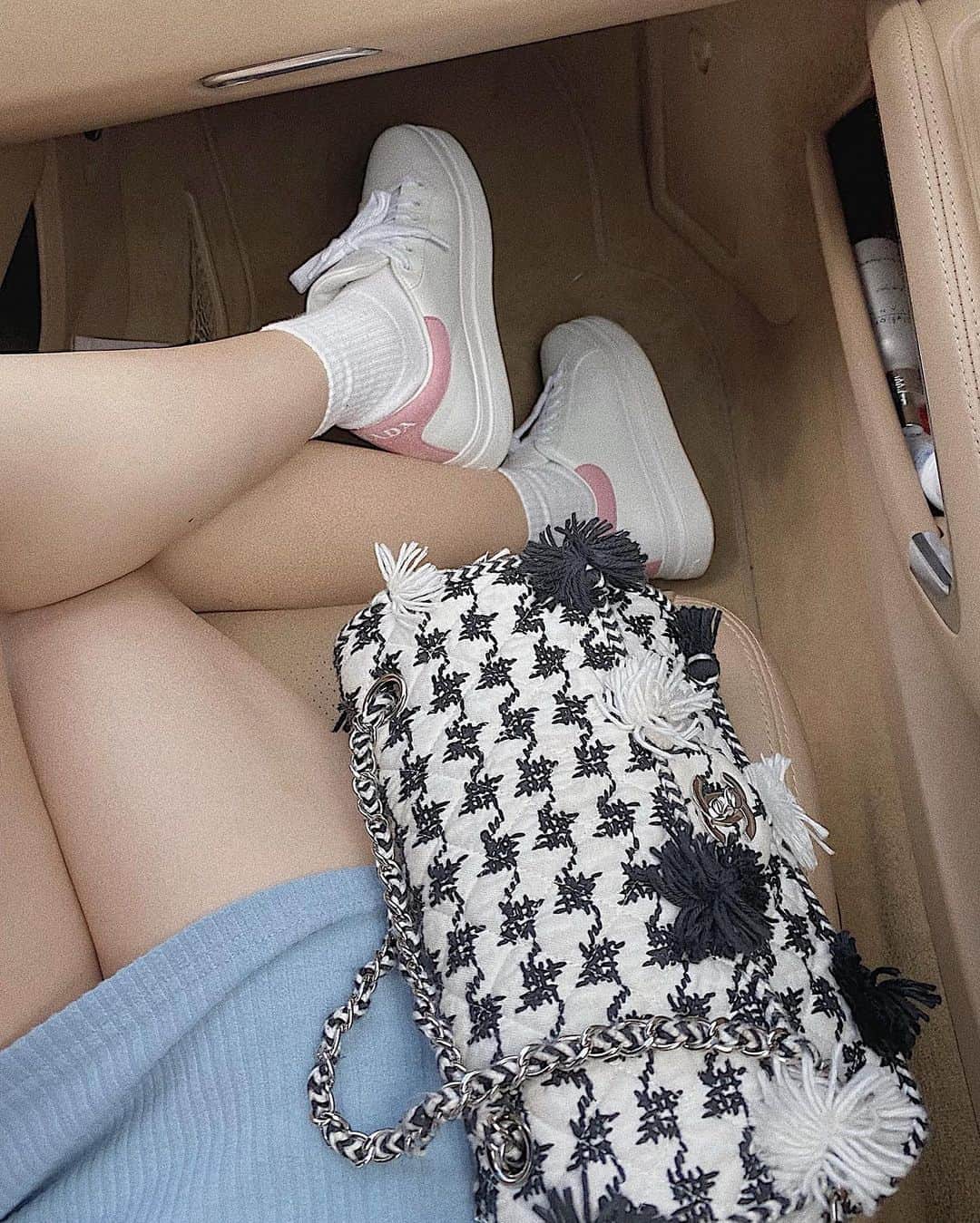 Meeさんのインスタグラム写真 - (MeeInstagram)「Stole mom’s bag and sneakers😏」8月1日 20時20分 - wagamama_mee