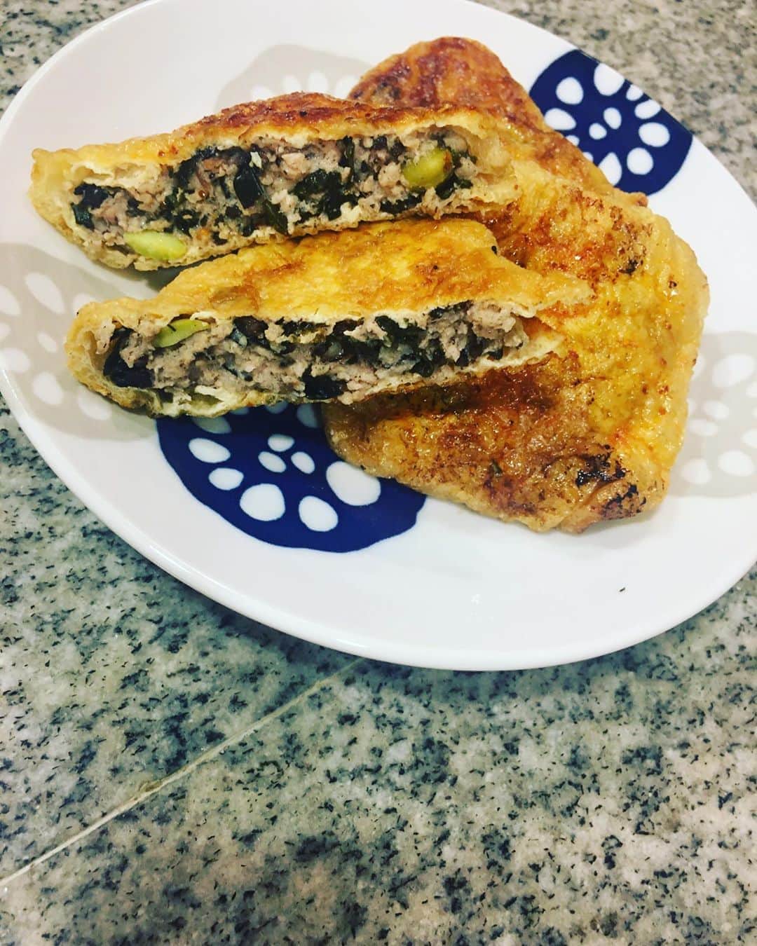 佐藤仁美さんのインスタグラム写真 - (佐藤仁美Instagram)「ひじきが余ったので、挽肉と合わせて、油揚げの中に入れて焼いたよ。 ポン酢とラー油で食べたよ。うまま #ひじきリメイク #ポンラー油うまま #お皿はニトリ」8月1日 20時23分 - sato.hitomi.19791010