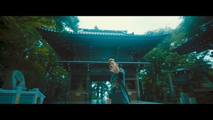 のインスタグラム：「🚷恋のディスタンス🚷drop on YouTube🏁 - track by @taishi_smellnomania , @djkatsuya_smellnomania , @sabe_ssw - video by @tatsuaki_no1 - #MABU #恋ディス #MABUダチ #八王子 #高尾山 #ドンキホーテ #都まんじゅう - LDH Records所属のR&B アーティスト・MABU が、8月1日より「#MABU ダチ SUMMER 2020 〜熱いくらいが丁度いいだろ〜 」と銘打った夏のCD販促キャンペーンを全国 20店の対象店舗にてスタートする。 同キャンペーンは、対象店舗で1st アルバム『BRIGHTEST DOPE』を購入した方に先着で、新曲を収録した 2パターンの特典CDをプレゼントするというもの。  ドン・キホーテ八王子駅前店の特典となるパターンAには、MABUの地元・八王子の定番曲「太陽おどり(新・八王子音頭)」のフレーズをギターで弾き直した新曲 「恋のディスタンス」と「Summer Wonʼt Be Back」のアコースティックVer.を収録。全国19店舗の特典となるパターンBには、夏の夕暮れ時のBGMにハマるエモーショナルな新曲「Coconut Oil」と同じく「Summer Wonʼt Be Back」のアコースティックVer.を収録している。  「恋のディスタンス」のMVは、地元・八王子フィルムコミッションの協力のもと、髙尾山薬王院や⻄放射線ユーロード、都まんじゅうなど、MABU所縁のロケ地で撮影。本日20時には、LDH RecordsのYouTubeチャンネルにて「Coconut Oil」と繋げたショートVer.のMVを公開する。MVは、MABU作品でお馴染みの映像ディレクター tatsuaki 監督が手がけた。  【リリース情報】 NOW ON SALE!! 1st ALBUM「BRIGHTEST DOPE」 (LDH Records) CD 全12曲+DVD 全5曲収録  XNLD-10061¥3,000(税込)  【特典CD内容】 パターン A: ドン・キホーテ八王子駅前店  「恋のディスタンス」 「SUMMER WONʼT BE BACK」 (アコースティック Ver)  パターン B: 全国19店舗 「Coconut Oil」 「SUMMER WONʼT BE BACK 」 (アコースティック Ver)  【キャンペーン対象店舗】 ドン・キホーテ八王子駅前／TSUTAYA 南大沢／TSUTAYA 八王子楢原／山野楽器 セレオ八王子 ／タワーレコード 八王子／タワーレコード 新宿  タワーレコード 札幌ピヴォ／タワーレコード 難波 タワーレコード 梅田大阪マルビル／ タワーレコード 梅田NU茶屋町 ／ WanderGOO いわき鹿島／WanderGOO 旭／WanderGOO 下館 ／WanderGOO 常陸大宮／WanderGOO 守谷／WanderGOO ひたち野うしく WanderGOO 古河／WanderGOO 那珂／ WanderGOO 茂原／WanderGOO 足利」