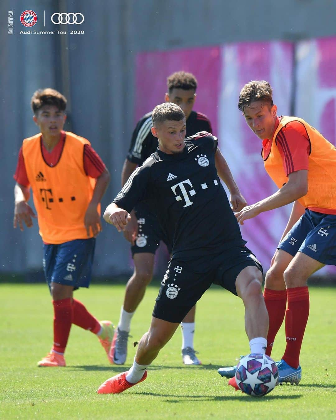 バイエルン・ミュンヘンさんのインスタグラム写真 - (バイエルン・ミュンヘンInstagram)「💦 Getting our sweat on at Säbener Straße! 💦 Full training match 👉 link in bio. #FCBayern #AudiFCBTour #MiaSanFamily」8月1日 20時30分 - fcbayern