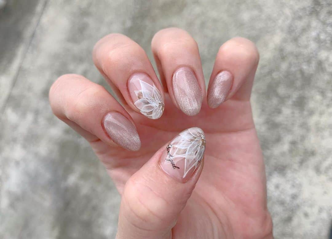 小森純のインスタグラム：「Myネイル。 お花の練習したくて描いてみました☺️。 筆が命でした◎ ・ 後はギャラクシーネイルもやりたくて作ってみました☺️。 可愛すぎる😭。 ・  #グラデーション#ニュアンスネイル#ニュアンスネイルデザイン#インクネイル #冬ネイル#秋ネイル#秋ネイルデザイン#ワンカラー#シンプルネイル#efネイル#efネイル石川町#efネイル石川町店#efネイルグループ#efネイルサロン#efネイル横浜#efネイル代々木上原店オープン#efネイル代々木上原#efネイル東京店#小森純#ギャラクシーネイル」