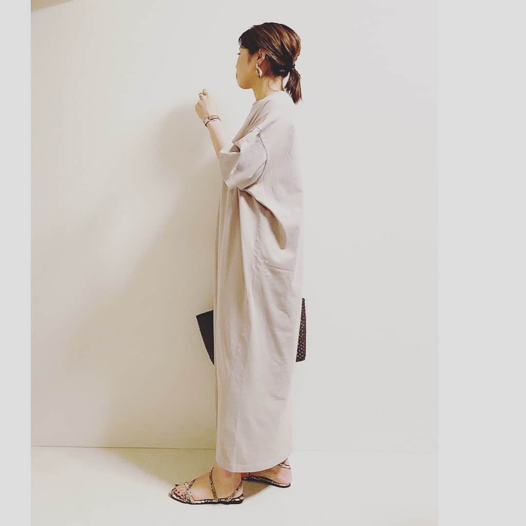 aiaiのインスタグラム：「meri のTシャツマキシワンピース。 コクーンシルエットが可愛くて 今年もたくさん着たいワンピース♡  8/2の20時からまた販売されますよー！  @meri.onlinestore  @midori1207  コーデの詳細はブログに書いています ☟☟ http://s.ameblo.jp/aiai987654  #fashion#outfit#style#coordinate#instagood#ootd#pic#instapic#コーデ#コーディネート#スタイリング#プチプラコーデ#本日のコーデ#大人カジュアル#プチプラ  #カジュアル #アラフォー #アラフォーコーデ #アラフォーファッション#ワンピース #ワンピースコーデ #ベージュカラー #ベージュコーデ  #ベージュ#サンダル #サンダルコーデ #淡色コーデ#tシャツワンピ」