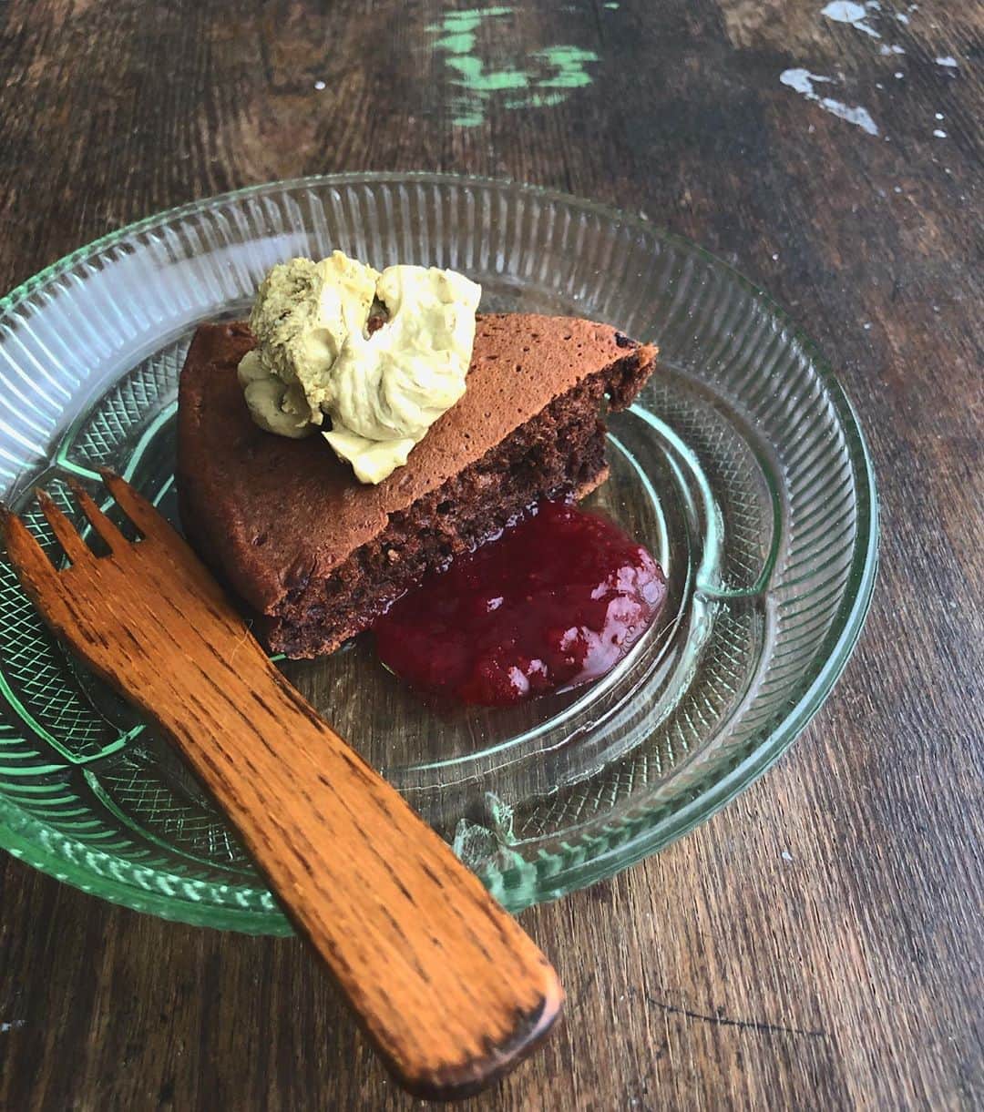 CHIPPRUSONのインスタグラム：「通販パンセット販売しております。  ピスタチオバターとパンのセット いちごジャムとパンのセット  パン・ド・カンパーニュ（50g up✨↑） フルーツ・ブレッド（有機サワーチェリー、有機クランベリー、有機レーズン、有機ヘーゼルナッツ、ピーカンナッツ、赤ワイン） パン・コンプレ（50g up✨↑） 塩パン レーズン・パン  いちごジャムは、この半月随分特訓しました。より美味しくなっております。ピスタチオバターも少しずつ改良中‼️  https://chippruson.theshop.jp/  パンケーキばかり焼いているこの頃。一日パンケーキ屋さんやりたい🥞🥞🥞」