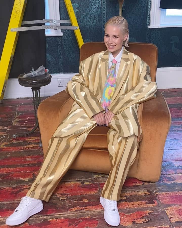 ニーナ・ネスビットのインスタグラム：「here’s the most terrible behind the scenes video you’ve ever seen because I made it and forgot to film half the day. but I’d like to think the content I did capture is groundbreaking. thanks for all the love on the video so far! who is your favourite character from it? doing a video like this even 6 months ago would’ve absolutely terrified me because I’m actually very shy but since lockdown I’ve stopped giving a fuck and let myself go lol, my Leo moon is peaking. thanks to @notd for trusting me to make a video for our song and giving me the opportunity to do it... and also giving me & everyone involved in this video a day’s work which felt amazing. 💃🏼」