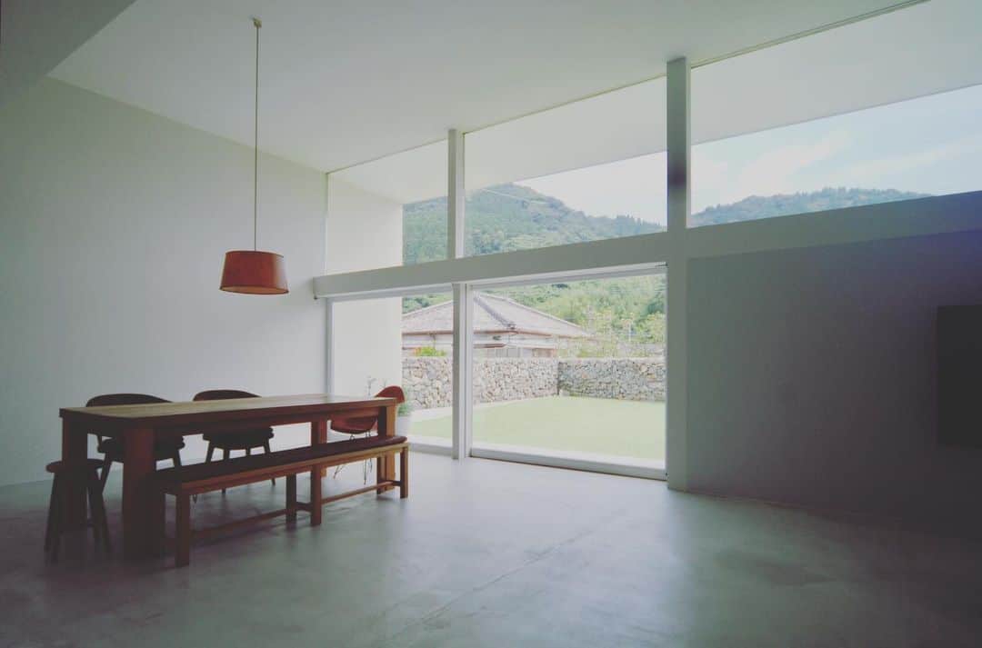 のインスタグラム：「宮崎県日南市の住宅「through house」の撮影に行ってきました^_^  その他の写真はサイトへアクセスください。  #cogite #コギト  #cogite #住宅 #設計事務所 #建築設計事務所 #宮崎県の設計事務所 #house #home #architecture #建築家とつくる家  #建築家 #宮崎県 #日南市」