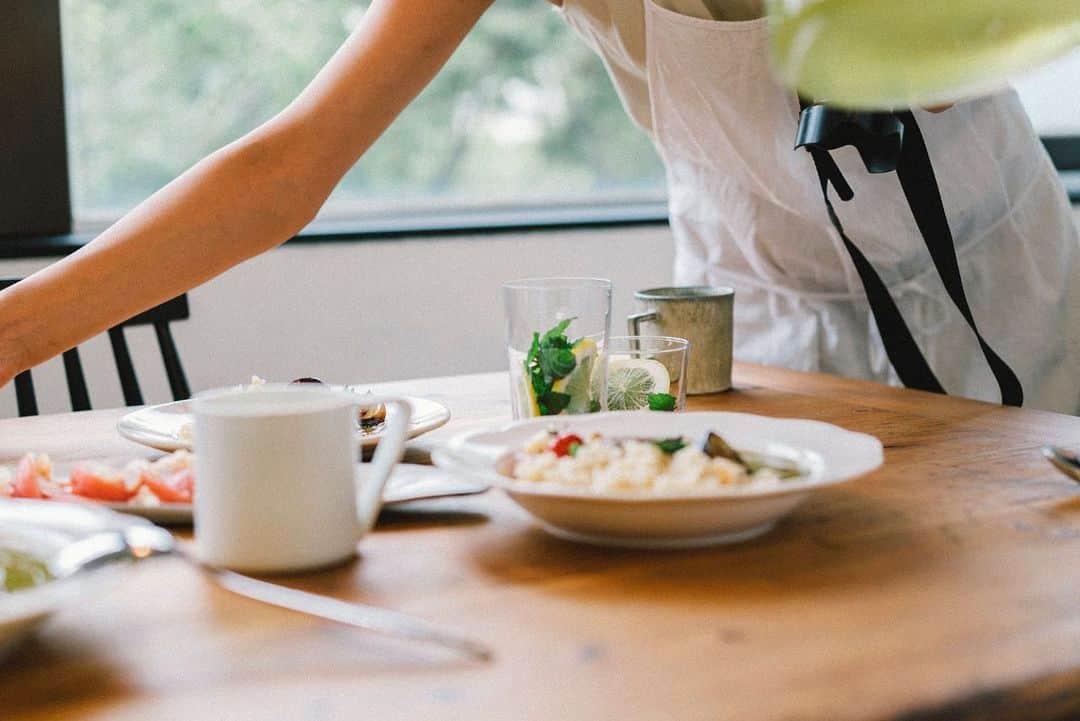 のインスタグラム：「ある日の撮影のまかない。 . 最近はまかないをカレーにする事が多い。この日は玄米とvegan(ビーガン)カレー。 . 今年からveganを勉強中で、旨味の付け方や調理法が勉強になり楽しい！ . 私はビーガンでもベジタリアンでもないですが、 作った食卓がよく考えるとvegan食だったりするくらい野菜がすき。 . 今は学びの時間がたくさんあるのでもっと料理の知識を増やしつつ、知識ばかりの知識おばさんにならないよう、軽やかに楽しく料理を楽しみたいなーと思っています。笑 . . #vegan#ミートフリー#japanesefood #スパイスカレー #まかない」
