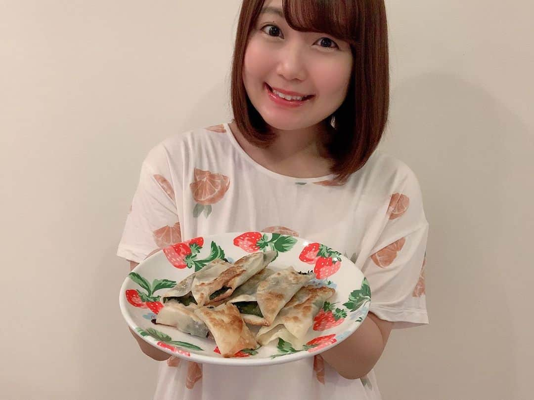 嶋梨夏さんのインスタグラム写真 - (嶋梨夏Instagram)「餃子の皮アレンジレシピの「豚肉の梅しそ巻き」を作った日です🥟💓餃子の皮に大葉・梅肉・豚ロース肉を置いて、餃子の皮をパタパタと折り畳んだら油を敷いたフライパンで焼き目が付くまで焼くだけの簡単レシピ🥳折り畳むだけなので餃子の皮を包むのが苦手な人でも簡単に作れて美味しかったです😊✨✨✨ . . . . . #おうち時間 #stayhome #おうちごはん #自炊 #ごはん記録 #instafood #簡単ごはん #簡単レシピ #豚肉の梅しそ巻き #餃子の皮 #餃子の皮アレンジ #アラサー女子 #丸顔 #ボブ #ぷに子 #ぽっちゃり #photooftheday #JAPAN #japanesegirl #avex #avexmanagement #instagood #followme #シマリカご飯 #しまりか手乗りごはん #ricashima #嶋梨夏」8月1日 20時51分 - shimarica_jp