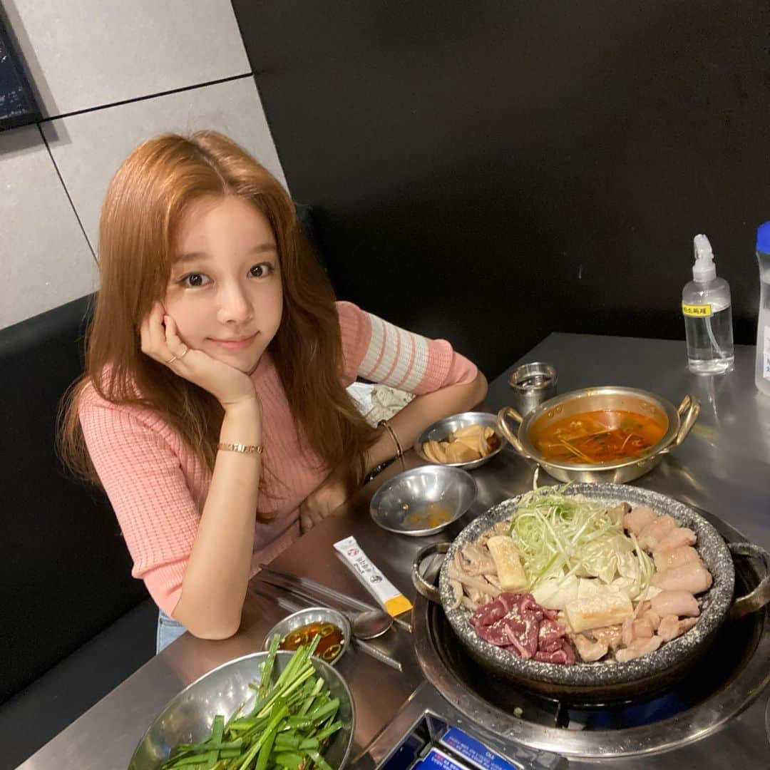 チョ・ミニョンさんのインスタグラム写真 - (チョ・ミニョンInstagram)「일산에 예쁜 곳 너무 많죠 🥰? 한 주 동안 너무 잘 먹고 다녔는데, 제가 밥 먹기전 꼭 챙겨 먹은 게 뭘까요 (?) 바로 비채리바쥬 💗 내일 낮 12시에 비채리바 놓친 분들 위해 오픈 도와드릴게요 ♥♥ 내일 놓치시면 9월에 만나야 한답니다 - - 저처럼 고 칼로리 탄수화물 덩어리 좋아하는 분들 비채리바 먹로 다 비우고 주무세요 자다 더부룩해서 깨는 일 없고 다음날 속 더부룩 할 일이 없어지는 아주 상쾌한 시작을 하실거에요 ♥ 온 가족이 먹는 비채리바 내일 12시에 만나요 🙈💕#알람필수」8月1日 20時52分 - xxjominxx