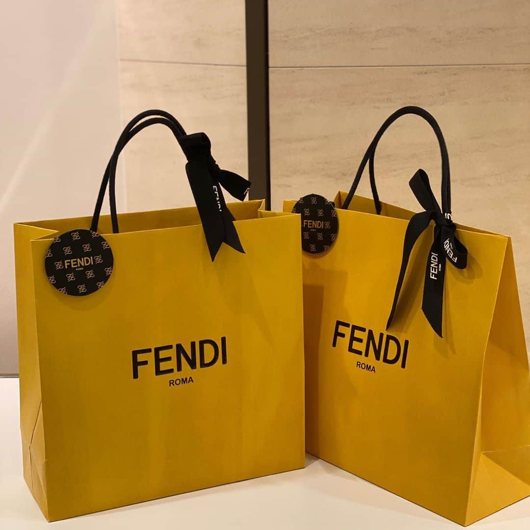 まゆまゆさんのインスタグラム写真 - (まゆまゆInstagram)「. 最近これ周りみんなお揃い❤︎👭 @fendi  えりさん持ってるの見て真似っこ❣️ 私はピンク💖 地味にご飯アカウント頑張ってるから @mayumayu365  よかったら見てね🐷 . #fendi #fendibag #フェンディ」8月1日 20時46分 - 7mayu2mayu