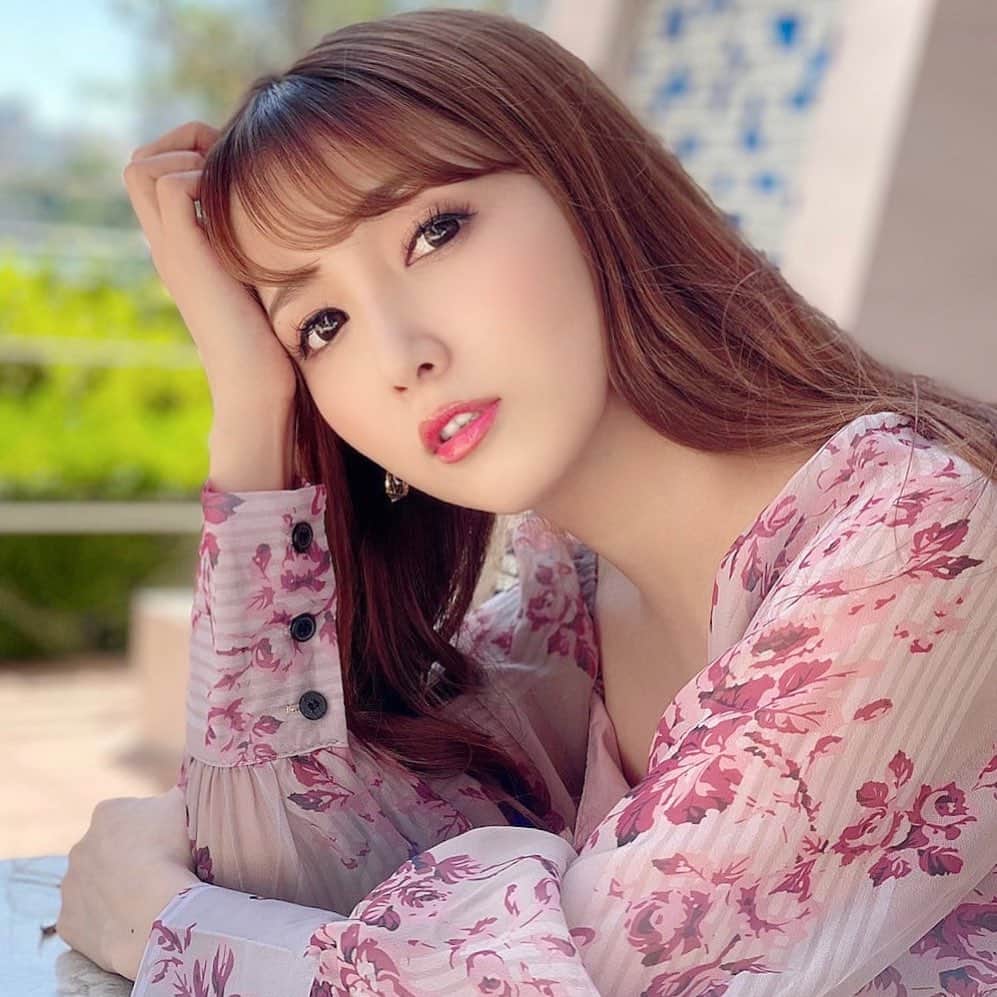 友田彩也香のインスタグラム：「🏰👸❤︎ #officialfanclub﻿ ﻿ ﻿ 📢この度！﻿ ﻿ 友田彩也香オフィシャルファンクラブを開設しました🏰 ﻿ FCでしか公開しない﻿ ブログ・撮り下ろしグラビア・オフショットムービー・オフ会優先申し込み・グッズ販売﻿ ﻿ などなど…内容盛り沢山🤭💭﻿ ﻿ ﻿ 🔻詳細・入会はこちらから🔻﻿ https://fantia.jp/fanclubs/62661﻿ ﻿ ﻿ ストーリーからは直接FCサイトに飛べるよ🕊﻿ ﻿ 皆様ぜひ入会してね☺️❤️﻿ ﻿ ﻿ #インスタグラビア #instagravure﻿ #Japanese #japanesegirl ﻿ #sexy #Photo #gravure #shooting﻿ #follow #followme﻿ #official #fan #club」