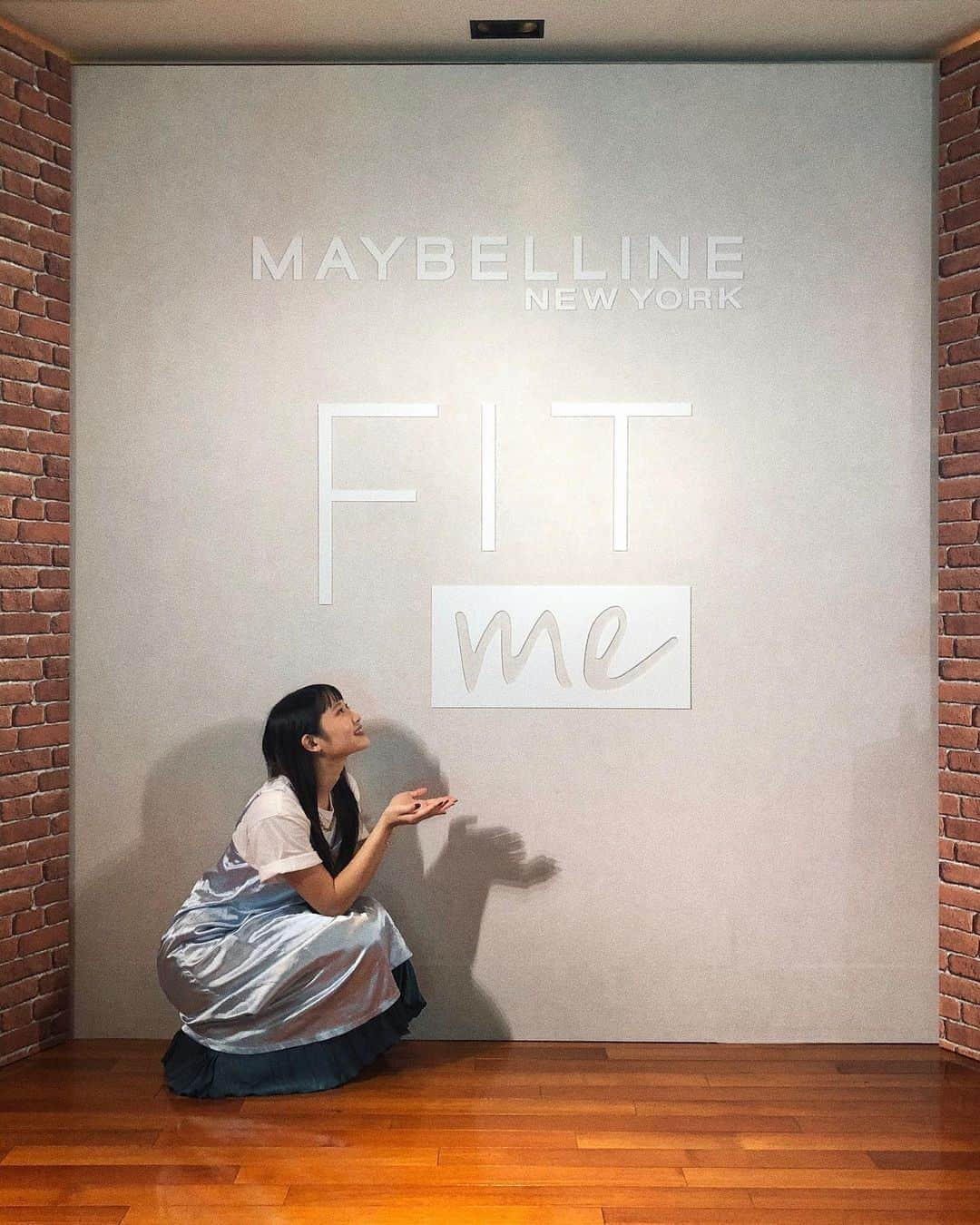 阿部紫夕那さんのインスタグラム写真 - (阿部紫夕那Instagram)「. MAYBELLINEのフィットミー リキッドファンデーション Rの 新発売を記念して行われた1夜限りのイベント、 「Summer in the City by MAYBELLINE」に行ってきました😍💙 NYのベイエリアをイメージした船上の会場で 風が気持ちよかった〜夏感じた🌊✨ . リニューアルしたFitmeも15色展開で 自分に合う色が見つかるし、最近スキンケアでも良く使われてる “クレイ由来成分“が新たに配合されて 密着しながら、 テカらず皮脂崩れを防いでくれるから 今の時期に本当にありがたい🥰🙏 SPF22配合されてるし紫外線対策もできるよ🥺 他にもメイベリンの夏の新作がたくさんあってどれも可愛かった💓 . #フィットミー #ぴったり色がぴったり密着 #メイベリン #PR」8月1日 20時49分 - shunatan317