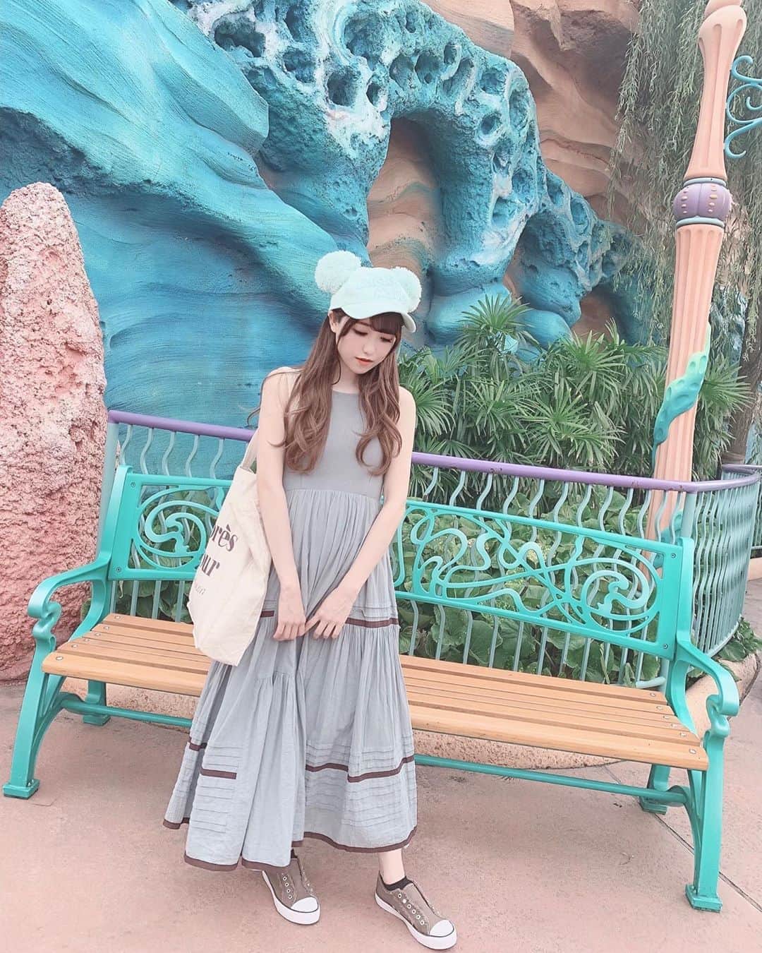 田口未彩のインスタグラム：「🐚  この日のワンピースは ( @fray_id )💚  グリーン×ブラウンの 組み合わせが可愛い、！  フワッとボリューミーな ロングスカートがすごく好きな形💭  #ディズニーコーデ #ディズニーシー  #ディズニーリゾート　#ディズニーシーコーデ #ディズニー帽子　#ディズニーカチューシャ　#tdl」