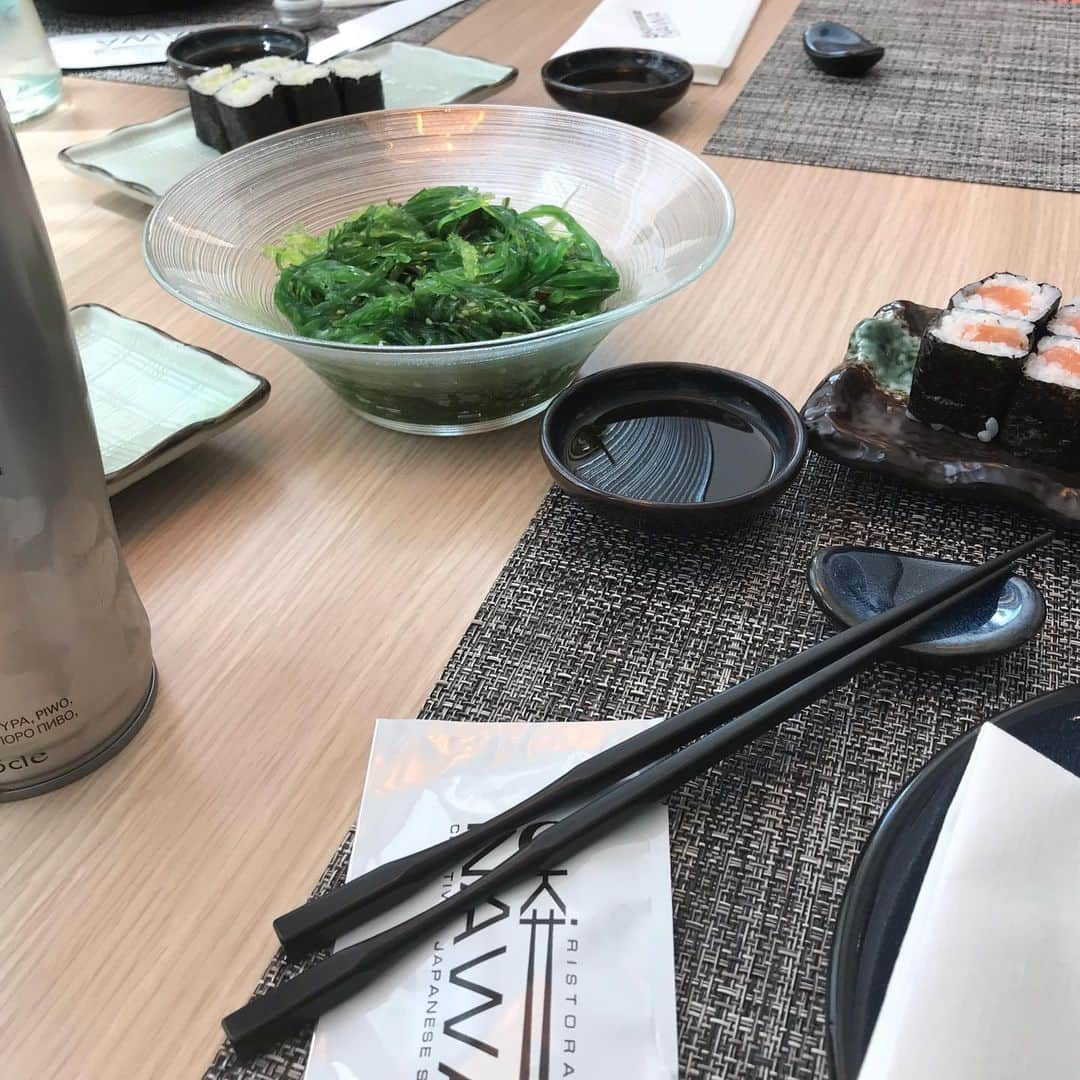 Remiwaさんのインスタグラム写真 - (RemiwaInstagram)「E mentre consumo la mia pietanza di alghe preferite, scrivo qualche indicazione riguardo appunto all’alga Wakame.  Quest’alga rappresenta una risorsa alimentare di primaria importanza per le nazioni dell'Asia orientale e del Sud-est asiatico. In Giappone, ha rappresentato una fonte nutrizionale importantissima sin dal 700 a.C, è un'alga bruna che cresce fino a circa 7 metri di profondità, popolando i fondali rocciosi delle baie e dei sublitorali che bagnano le regioni temperate di Giappone, Corea e Cina. Predilige temperature comprese tra i 5 ed i 18°C, smettendo di crescere quando la temperatura dell'acqua supera i 25°C. L'ottimo contenuto proteico e la buona qualità delle proteine, la rendono oggetto di una promozione pubblicitaria che la dipinge come il complemento ideale dell'alimentazione vegetariana nelle sue varie forme e di quella macrobiotica. Mentre nei Paesi di origine viene consumata abitualmente come alimento, il suo ottimo profilo nutrizionale fa sì che in Occidente l'alga Wakame venga commercializzata soprattutto come integratore alimentare. Buon appetito!!! 😋😊🍜🥢  #alghe #cipo #buonappetito #pranzo #cibogiapponese #pranzoconamici #sapporo #japanesefood #wakame」8月1日 21時01分 - japan_kind_change