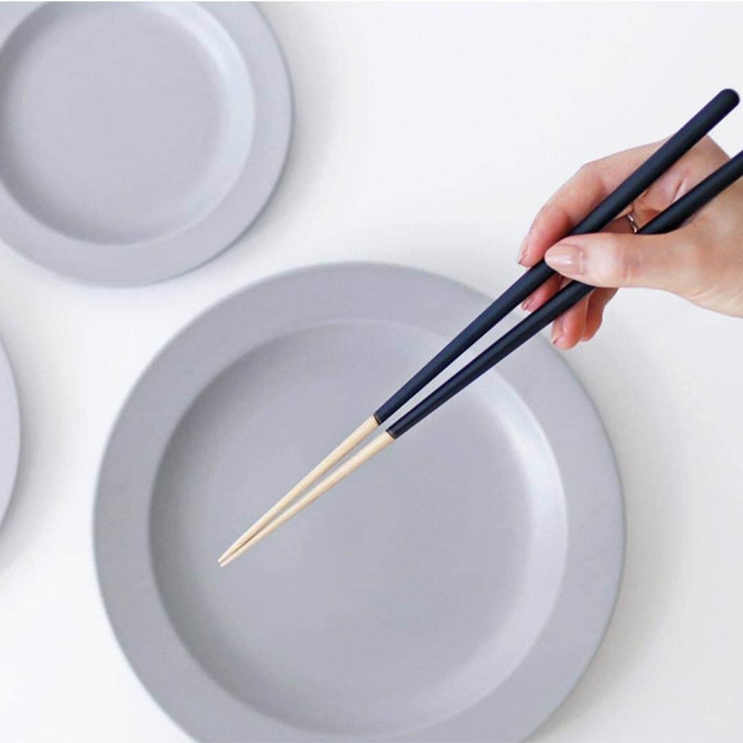 Otto Japan(オットージャパン) さんのインスタグラム写真 - (Otto Japan(オットージャパン) Instagram)「現代の食事に美しくなじみ機能的に。新しい形を追求した自由なお箸  - - - - - - - - - - - - - - - - 私たちの毎日の食事はお魚や煮物の和食からトマトパスタのような洋食まで、いろいろな食事をお箸やフォーク、スプーンなどを使って楽しみます。  STIIKは現代の自由な食事に合うようにデザインされており、「カトラリーのようなお箸」として使うことができるんです。  暮らしになじむシンプルなデザインなので、色々なお料理や食器に合わせてテーブルコーディネートを楽しめますよ。  お箸の長さは26センチ。一般的なお箸は22センチから24センチですが、現代人の手になじむように研究され、26センチの長さになっているんです。  天然竹で作られていて、竹を切り出すところから、一つずつ職人さんの手によって手作りされています。  使い込めば使い込むほど、じっくりと手に馴染んでくる使い心地。 お気に入りの一本を見つけられると、食事がきっと楽しくなるはずです。 - - - - - - - - - - - - - - - -  ◆もっと商品について知りたい方は写真をタップ！  ================= マイモットーの商品が気になった方は「#私のマイモットー」で教えてください。 素敵な投稿は @my.motto.jp で紹介させていただきます。 =================   #お箸 #おはし #STIIK #高級箸 #テーブルコーディネート #テーブルウェア #テーブルフォト #食卓風景 #カトラリー #うつわ #キッチン用品 #キッチングッズ #上質な暮らし #暮らしを楽しむ #日々の暮らしを楽しむ #丁寧なくらし #暮らしの道具 #シンプルライフ #マイモットー #mymotto」8月1日 21時00分 - my.motto.jp
