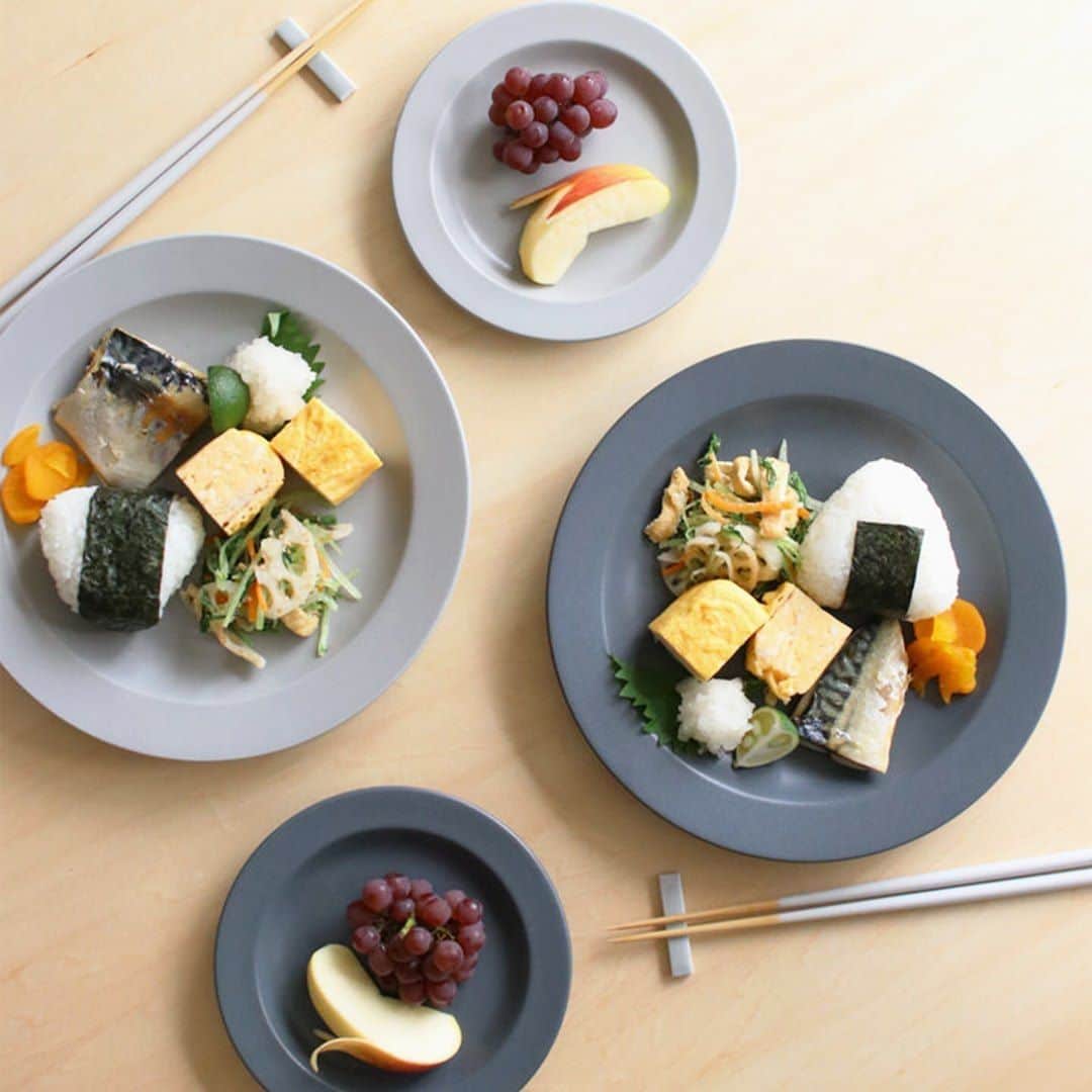 Otto Japan(オットージャパン) さんのインスタグラム写真 - (Otto Japan(オットージャパン) Instagram)「現代の食事に美しくなじみ機能的に。新しい形を追求した自由なお箸  - - - - - - - - - - - - - - - - 私たちの毎日の食事はお魚や煮物の和食からトマトパスタのような洋食まで、いろいろな食事をお箸やフォーク、スプーンなどを使って楽しみます。  STIIKは現代の自由な食事に合うようにデザインされており、「カトラリーのようなお箸」として使うことができるんです。  暮らしになじむシンプルなデザインなので、色々なお料理や食器に合わせてテーブルコーディネートを楽しめますよ。  お箸の長さは26センチ。一般的なお箸は22センチから24センチですが、現代人の手になじむように研究され、26センチの長さになっているんです。  天然竹で作られていて、竹を切り出すところから、一つずつ職人さんの手によって手作りされています。  使い込めば使い込むほど、じっくりと手に馴染んでくる使い心地。 お気に入りの一本を見つけられると、食事がきっと楽しくなるはずです。 - - - - - - - - - - - - - - - -  ◆もっと商品について知りたい方は写真をタップ！  ================= マイモットーの商品が気になった方は「#私のマイモットー」で教えてください。 素敵な投稿は @my.motto.jp で紹介させていただきます。 =================   #お箸 #おはし #STIIK #高級箸 #テーブルコーディネート #テーブルウェア #テーブルフォト #食卓風景 #カトラリー #うつわ #キッチン用品 #キッチングッズ #上質な暮らし #暮らしを楽しむ #日々の暮らしを楽しむ #丁寧なくらし #暮らしの道具 #シンプルライフ #マイモットー #mymotto」8月1日 21時00分 - my.motto.jp
