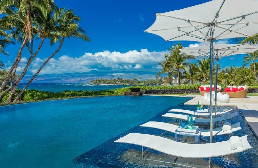 HGTVさんのインスタグラム写真 - (HGTVInstagram)「Bask in the big beach energy of the properties featured in the HGTV Ultimate House Hunt's Beachfront Homes category. 🌴🏠🌴 Who else would like to spend their day lounging by the pool *and* the beach at this Hawaiian house? 🙋‍♀️⁠ ⁠ Tour amazing homes for sale in eight different categories and vote for your favorites. 🗳 After you vote, be sure to enter the sweepstakes for your chance to win $10,000. 💸⁠ ⁠ Vote for your favorite Beachfront Home at the link in our bio. 🔝⁠ ⁠ NO PURCHASE NECESSARY. Ends 8/4. To enter and for details visit HGTV.com/HouseHunt⁠ ⁠ #HGTVultimatehousehunt #ultimatehousehunt #design #interiordesign⁠」8月1日 21時01分 - hgtv