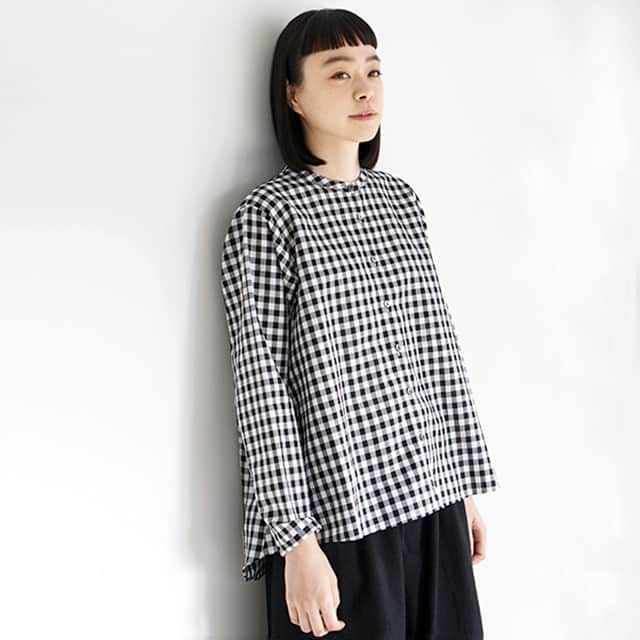 キナリノさんのインスタグラム写真 - (キナリノInstagram)「. ＼キナリノモール／【予約】Mochi｜no collar shirt [gingham check] . －－－－－－－－－ Mochi 2020年・秋冬予約アイテム . シンプルなＡラインのリネンコットン・ノーカラーシャツ。 後の肩ヨークには、細かいギャザーを入れ、ふんわりと動きを出しています。ボタンは上質な黒蝶貝ボタンをつけました。 後丈が少し長くなったシルエットで、パンツ、スカートどちらと合わせてもバランスよく着こなして頂けますよ。 予約枚数に限りがございますので、是非お早めに...＊ . －－－－－－－－－ https://kinarino-mall.jp/item-50153 . . ▶画像をタップすると詳細情報をご覧いただけます。 . ▶プロフィールの「インスタ掲載」ボタンから、ご紹介商品をまとめてご覧いただけます。→@kinarino_official . ▶キナリノアプリでも販売中！ 「お買いもの」→「インスタグラム掲載アイテム」 　 ※ダウンロードはプロフィールリンクから→@kinarino_official . . #キナリノモール #キナリノ #丁寧な暮らし #暮らし #シャツ #ブラウス #ギンガムチェック #ノーカラーシャツ #リネン #コーデ #ファッション #コーディネート #今日のコーデ #シンプル #ナチュラルファッション #maisonroom #Mochi #shirt #nocollarshirt #ginghamcheck #style #fashion #comfortable #fashionista #coordination #simple #ootd #instafashion .」8月1日 21時01分 - kinarino_official