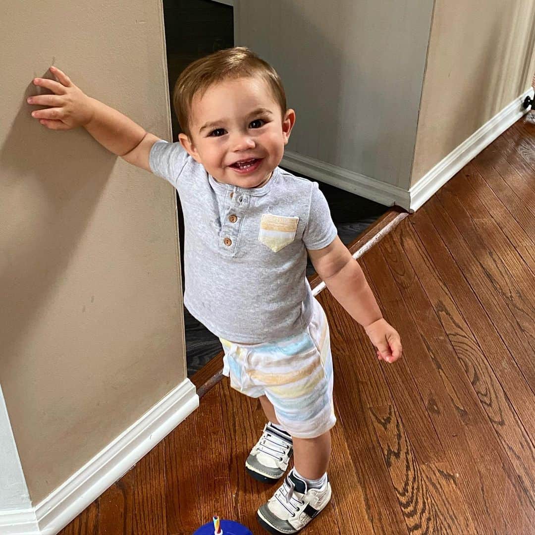 ディーナ・ニコール・コルテーゼのインスタグラム：「Cj let mommy take a picture of you in that cute outfit!! ( grabs the wall and poses ) 😂😂🤣🤣 def my son ..such a little meatball」
