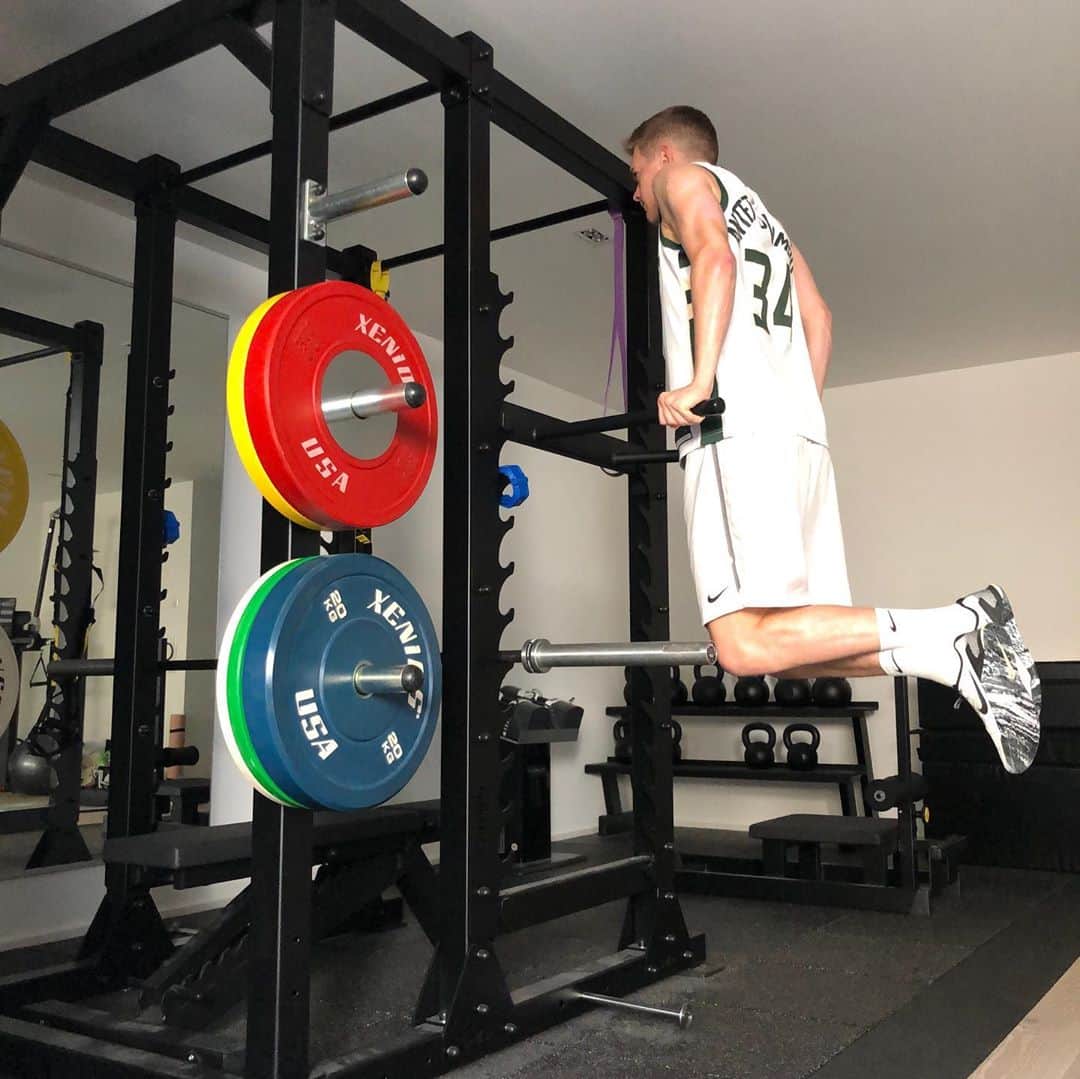 のインスタグラム：「🔋🏋🏼⚽️ #vorbereitungenlaufen #saisonnummer10 👍🏼💪🏼✌🏼」