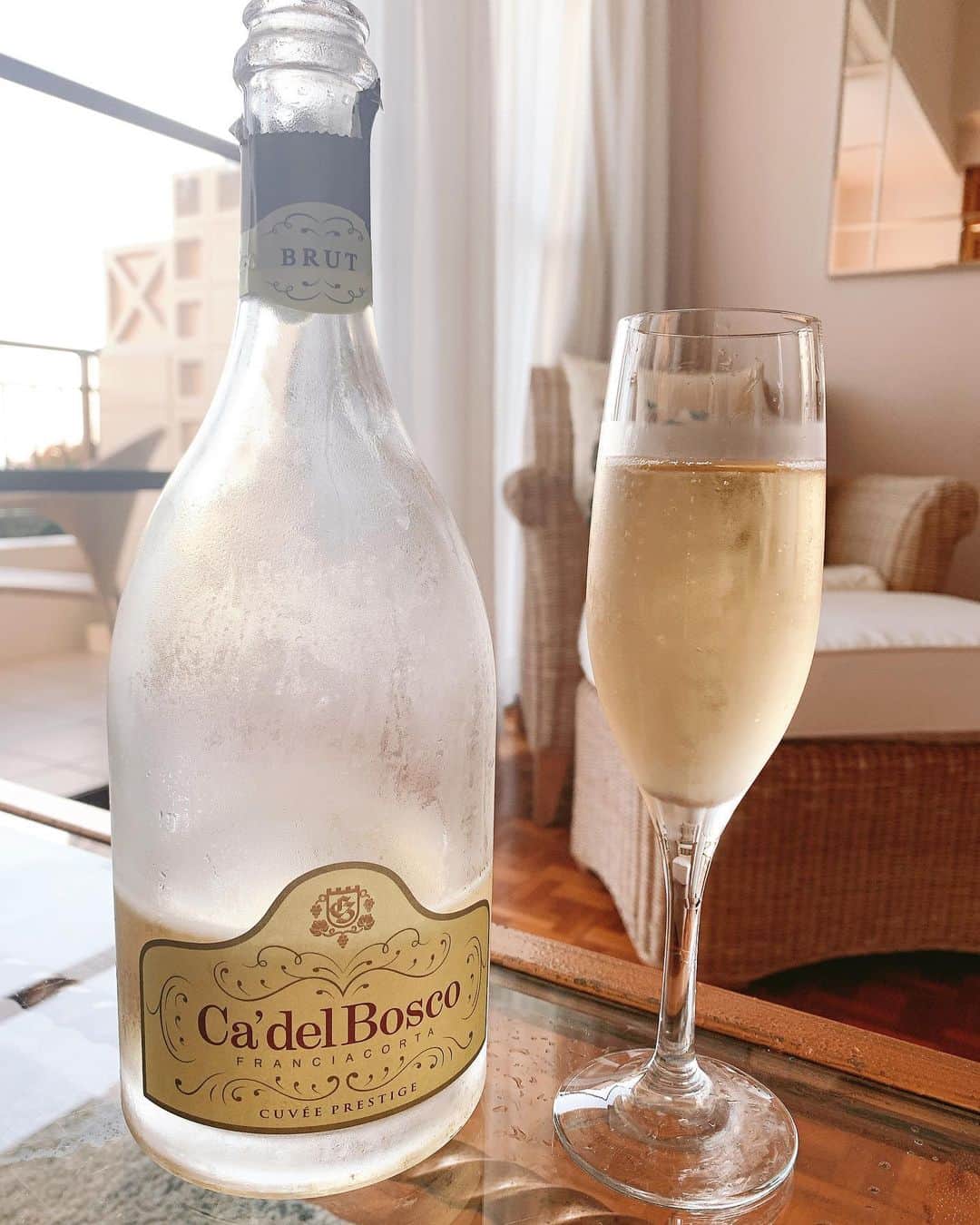 のインスタグラム：「フランチャコルタ🍾カ・デル・ボスコ ・ フランチャコルタとは、色々な厳しい条件を満たした 品質高いイタリアのスパークリングワイン🍾 蜂蜜のような香りとキリッとした味わいで 夏は冷やして飲んだら美味しいですよーっ💗 夏は泡で乾杯したい🍾🌴✨ #フランチャコルタ #カデルボスコ #ミスワイン #ミスワイン2019 #ワインエキスパート #ワイン好き#ワイン好きな人と繋がりたい#スパークリングワイン ワイン#ワイン#ワインのある暮らし#ワインのお供#ワインスタグラム #お酒 #cadelbosco##wine#instawine #winelover #winestagram #wineteller  #winewinewine #instawine#franciacorta」