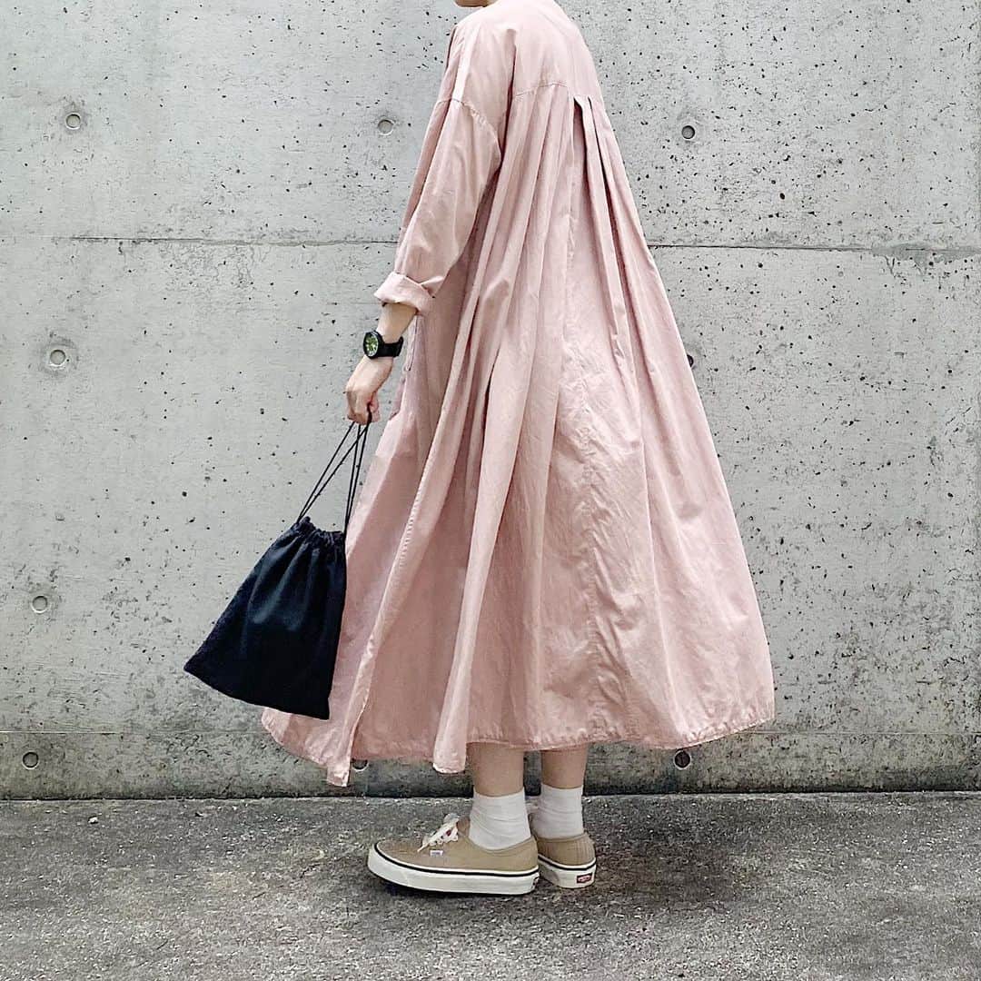 ryokoさんのインスタグラム写真 - (ryokoInstagram)「▪︎ . ピンクのアトリエローブとベージュのオーセンティック . . . dress #harvesty shoes #vans bag #era_goods」8月1日 20時58分 - ryo___ka