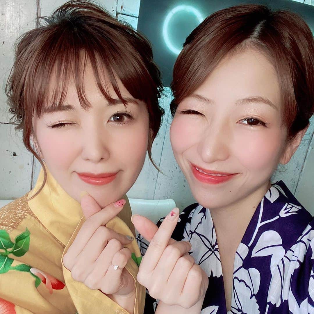 のインスタグラム：「2020夏🎐 浴衣美女のお出ましですよっ👯‍♀️ ほんとはゆっくり浴衣で散策とかしたいけど今は我慢😢  浴衣de貸切ごはん🍽  #2020夏#浴衣女子#梅雨明け#浴衣ヘア #貸切#きゅんです#えちえちのえち#いくぺいポーズ#盗作疑惑#あざとくて何が悪いの#きゅるん」