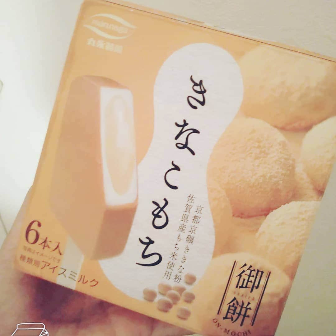 友利愛美さんのインスタグラム写真 - (友利愛美Instagram)「美味しいアイスに出会ってしまった♡♡🍨 こないだはじめて買ってなくなったから、今日またスーパーでげっちゅ☁️ しあわせです🍦おすすめすぎます♡ ♡ 食べてみてください🥰もちもち〜〜♡  🐥🐥🐥🐥🐥  #きなこもちアイス #きなこもち#きな粉#製菓 #丸永製菓#sweets #アイス#優勝#スイーツ #スーパーマーケット すき！#徘徊#糖果 #リピ買い ( ´ u ` ) #스위트#아이스#제과」8月1日 20時59分 - aimitomori