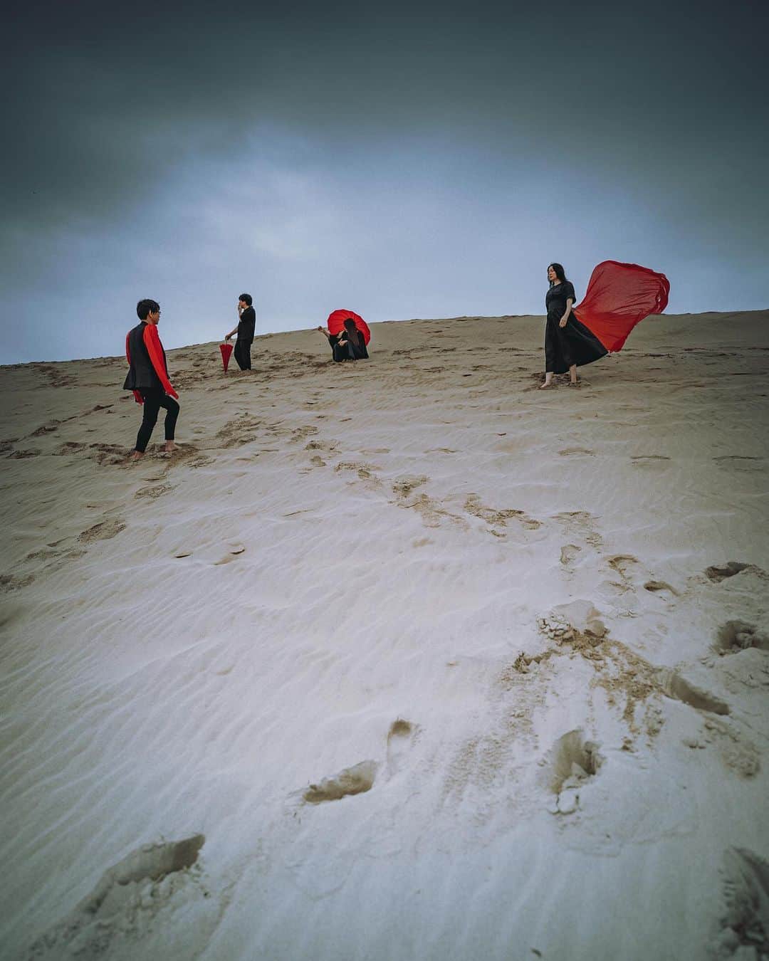 wacameraのインスタグラム：「Black × Red Finally  our rainy season is over! This year it was a bit longer than usual.☔️ 梅雨明けしたら夏が本気出しすぎて、ベランダに10秒でただけで汗が出てシミができました…」