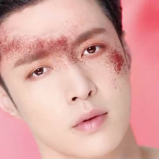 M∙A∙C Cosmetics Japanのインスタグラム：「あらたにM･A･Cのグローバル アンバサダーに就任したLAY ZHANG @layzhang ✨ 第一弾として、「パウダー キス」シリーズ限定ビジュアルが登場！ ㅤ 使用色:  ☑︎パウダー キス リキッドリップ カラー /  ソーリー ノット ソーリー ☑︎パウダー キス アイシャドウ / デボーテッド トゥ チリ ㅤ #MACPowderKiss #MACパウダーキス #MACCosmeticsJapan #MACCosmetics #MAC #MACコスメ #マックコスメ #コスメ#コスメ紹介#コスメ好き#コスメレポ #化粧品 #デパコス #コスメ部 #コスメマニア #メイク好き#メイク道具#美容大好き#美容好き#トレンドメイク#夏メイク#メイクテク#layzhang #MACリップ#リップ#リップメイク#リップスティック#マットリップ#アイシャドウ#アイメイク」