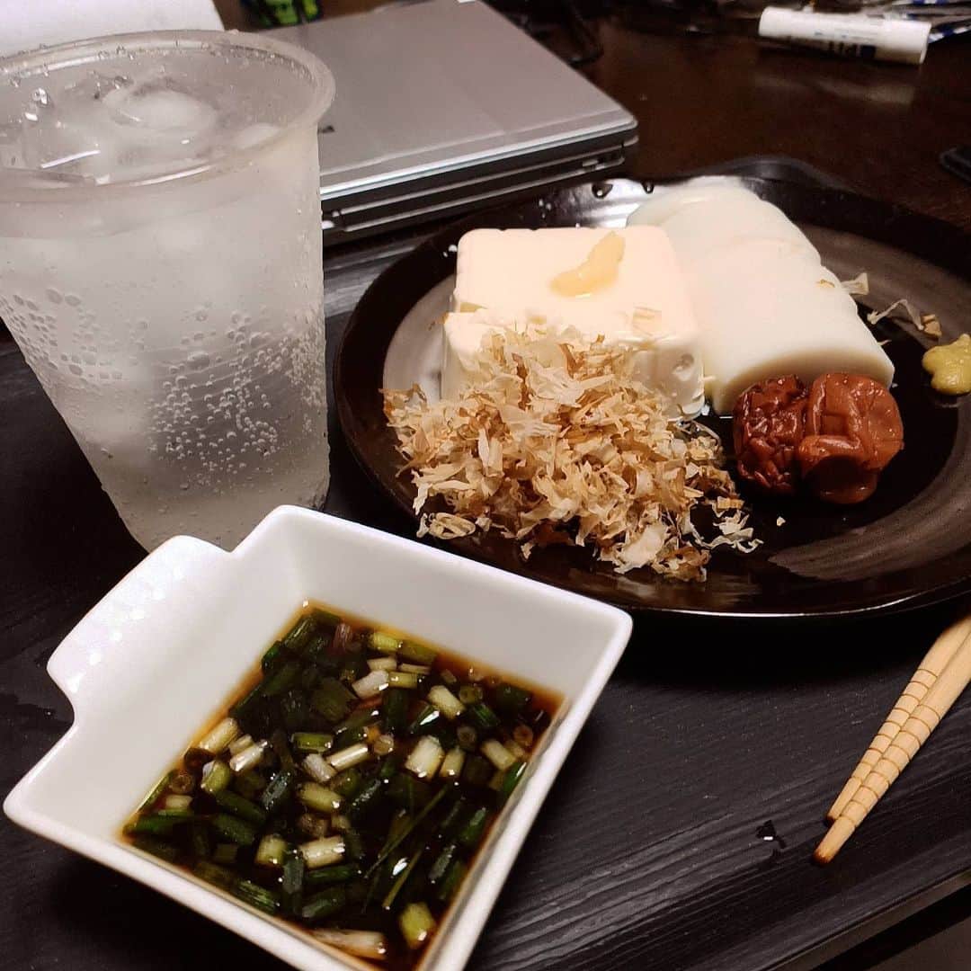 松本隆博のインスタグラム：「。 いやぁ、部屋飲みサイコー (^○^) 焼酎炭酸割り 冷奴かつお節 蒲鉾いたわさ 出汁ネギ入れ。 オーガニック梅干し 年代物  これで充分にシャーワセ 生きててよかた(*^^)v  今日は資料作り、チラシ作り 諸々、家内内職頑張ったよ～  カンパーイお疲れ様 ヽ(*´∀｀)ノ  ～人生遊歩道～」