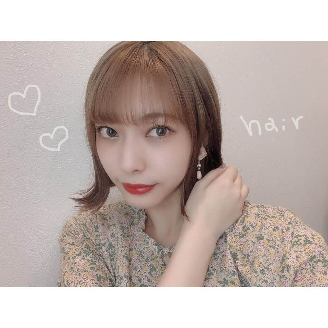 徒然みおれさんのインスタグラム写真 - (徒然みおれInstagram)「8月になりました🍧  より一層暑くなってきましたが 楽しく毎日過ごせますように✨  ボブにしたら一番やりたいアレンジが 外ハネです💖 久しぶりに巻いたらぐるっぐるに巻けたので ちょっと手で整えました😆笑  #髪型 #hairstyle #ハイトーンカラー #ボブ #ボブヘアー #ショートボブ #外ハネ #外ハネボブ #コテ巻き」8月1日 21時06分 - mioretty