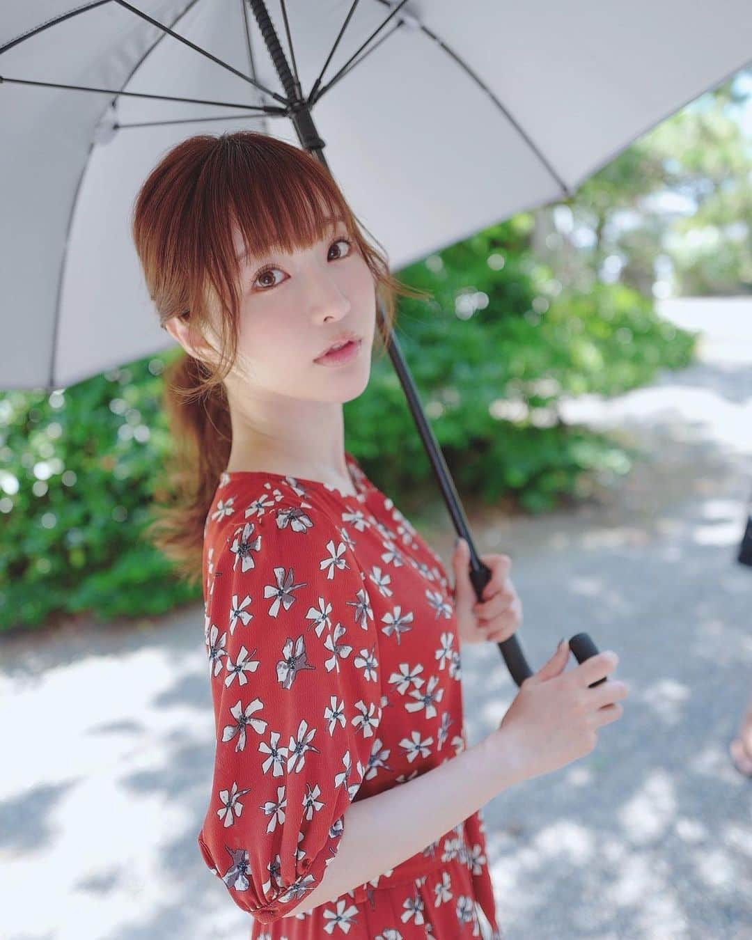 天使もえさんのインスタグラム写真 - (天使もえInstagram)「ㅤㅤ 【 8/17発売 週刊ポストさま 】 ㅤㅤ はじめての…事務所3人共演 ♡ʾʾ ㅤㅤ 本格的な夏の訪れを感じさせる、爽やかで天晴れな青空のもとで撮影していただきました 📸 ㅤㅤ あち〜ね〜とみんなで連呼しながらメイクさんに汗を拭ってもらう夏の撮影の醍醐味を感じつつ進めた内容は、ちょっぴりノスタルジックな雰囲気漂う女子たちの青春ストーリー𓂃 𓈒✍︎ ㅤㅤ ( ちょっぴり百合な展開も… ) ㅤㅤ  ㅤㅤ も〜〜〜、、絶対に良いので！ 発売を楽しみに待っていてください😌✨ ㅤㅤ ㅤㅤ 細かいところまで気を配って支えてくださったスタッフの皆様、まこりん、さやまるちゃんのお陰で、仕上がりがとっても楽しみですっ👏💓  暑い中お疲れさま、そして 今日も1日ありがとうございましたっฅ۶•ﻌ•♡ ㅤㅤ ㅤㅤ また青春しよーね ♡♡♡ ㅤㅤ #夏 #青春 #海 #アオハル #グラビア #週刊ポスト #photography #summer #summerfashion #天使もえ #戸田真琴 #乙白さやか」8月1日 21時08分 - amatsuka.moe