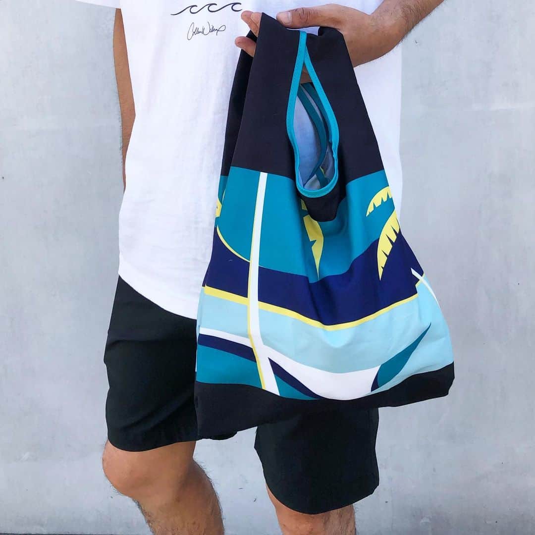ラレイアのインスタグラム：「🌴 メンズにもおすすめなポケットインエコバッグ🧡 ・ Tom Veiga @tomveiga のアートを使用しています！ ・ そして女性にもおすすめなデザインも揃っているのでぜひcheckしてみてください😍✨ ・ ・ そして本日はワンダフルDAYでポイント20倍のチャンス💓 23:59までになります！ ・ ・ ・ ---La Leia Precious Life(ラレイア)--- @laleia_official ・ 楽天市場店 https://www.rakuten.co.jp/laleia-p-life/ ・ au wowma店 https://wowma.jp/user/52666346 ・ Yahooショッピング店 https://shopping.geocities.jp/laleia-p-life/ ・ ・ #art#hawaii#aloha#surf#beach#laleia#ハワイ#フォトジェニック#インスタ映え#インスタ女子#アロハ#ビーチ#海を感じる雑貨#ラレイア#アート#ビーチガール#サーフスタイル#大人カジュアル#トムヴェイガ#ギフト#プレゼント#楽天スーパーセール #楽天 #tomveiga #エコバッグ #マイバッグ #海洋プラスチック問題 #環境問題」