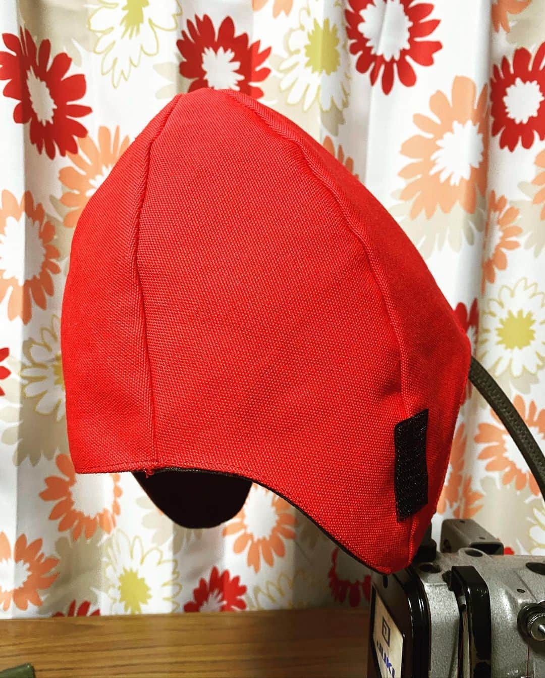 宇藤純久のインスタグラム：「赤帆布でサウナハット作りました。 分厚い帆布に11号帆布を重ねてるので断熱性よさそうです。 マジックテープで畳むこともできます。 サウナハットのオーダー販売もできますのでお気軽にお問い合わせください 明日の熱波で実験するぜ！ #サウナ #熱波 #ロウリュ #löyly  #aufguss #ハンドメイドサウナハット #自作サウナハット」