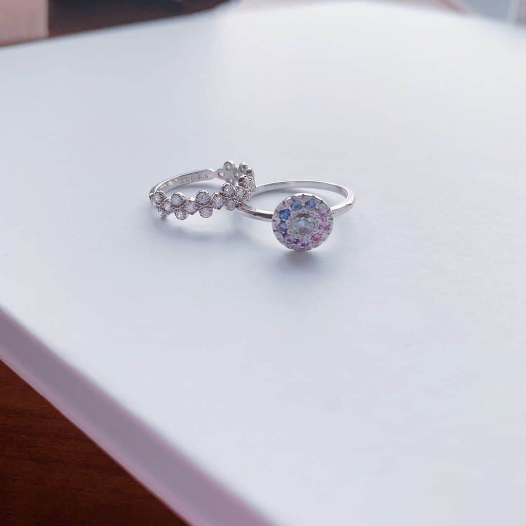 アーカーさんのインスタグラム写真 - (アーカーInstagram)「. 花輪（＝garland）を連想させるサークルモチーフのコサージュリング＆小花をイメージしたフローレントリングの重ねづけ💍💕 . #AHKAH #jewelry #ring #present #アーカー #ジュエリー #リング #プレゼント」8月1日 21時11分 - ahkah_official