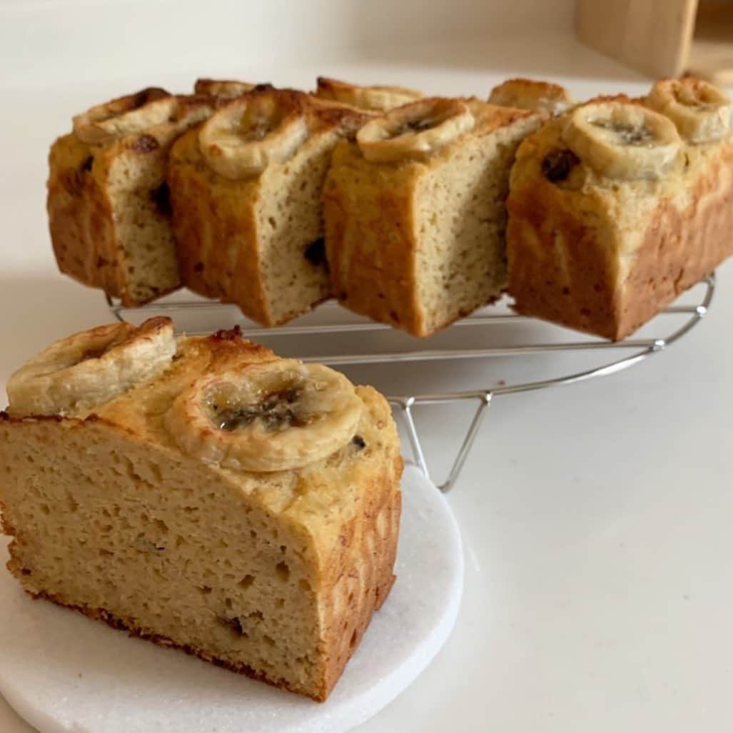 のインスタグラム：「.﻿ 【FOOD🍴】﻿ ﻿ オートミールおからパウンドケーキ﻿🧁 ﻿ ===========================﻿ ﻿ 【材料】﻿ ﻿ オートミール 30g﻿ おからパウダー 25g﻿ ベーキングパウダー 8g﻿ オオバコ 小さじ１強﻿ たまご 1コ﻿ ラカント 30g﻿ ヨーグルト 50g﻿ 豆乳 30ccぐらい﻿ バナナ 100g﻿ チョコチップ﻿ バニラエッセンス﻿ ﻿ 【作り方】﻿ ﻿ 材料を混ぜて、180℃で33分オーブンで焼く﻿ ﻿ Photo by rinatomonaosan  ﻿  ===========================﻿ ﻿ ﻿ #b_and_mag」