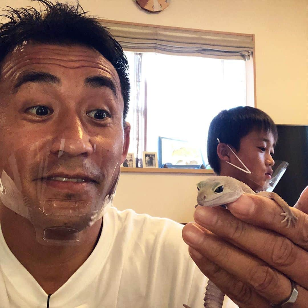 石田靖さんのインスタグラム写真 - (石田靖Instagram)「ABC⑥『探偵ナイトスクープ』 今回の依頼者の息子さんと💨 今回のご依頼は「ニホントカゲを自分の手で捕まえたい‼️」 トカゲ大好き少年の想いに応えるべく撮影中〜OAお楽しみに #探偵ナイトスクープ #依頼者 #ニホントカゲ #トカゲ #カナヘビ #ヒョウモントカゲモドキ #爬虫類好き #一期一笑  #石田靖」8月1日 21時15分 - yasulog