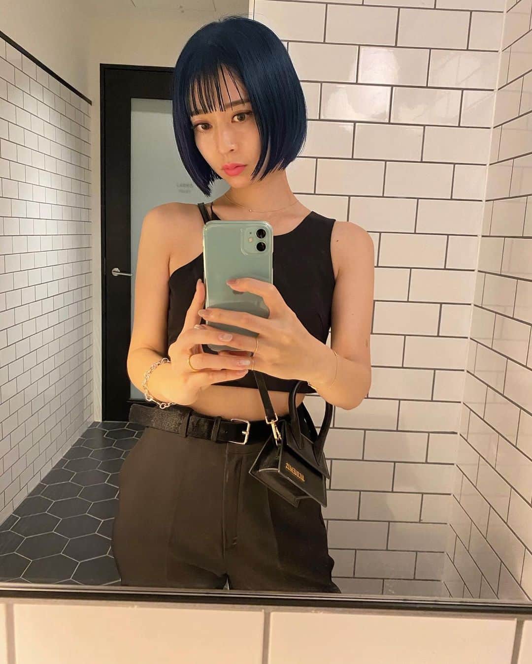のインスタグラム：「少し前の写真だけど 結構合わせやすくて気に入ってる青髪🦋🦋」