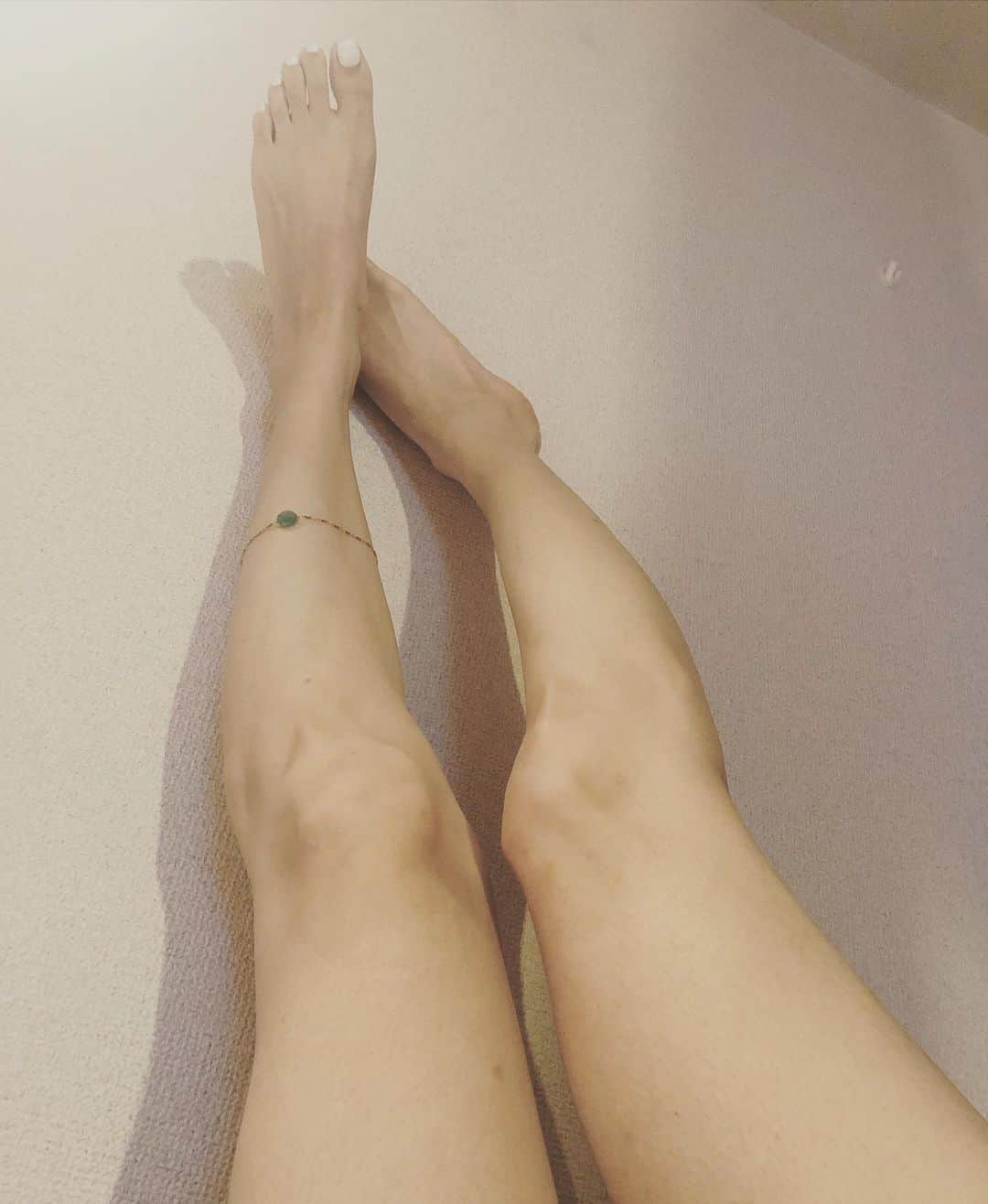 阿部洋子さんのインスタグラム写真 - (阿部洋子Instagram)「👣 暑かったね。 夏はショーパン。  今日はおうちでゴロゴロ。  梅雨も明けた。 お誕生月突入。  お見舞い行きたいけど行けない。 早く良くなるといいな。」8月1日 21時19分 - hirocoring