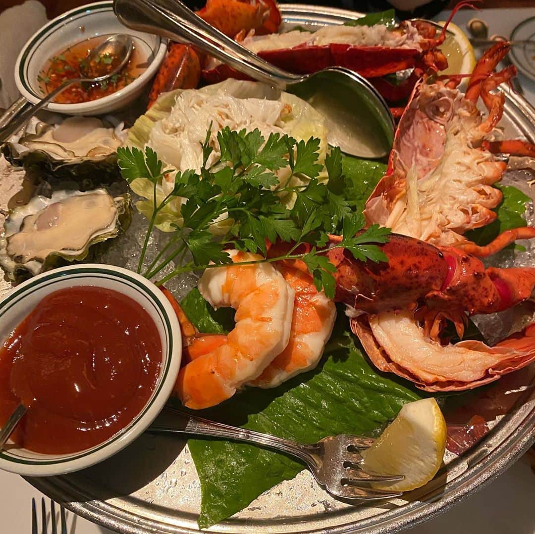 カバのインスタグラム：「‪本日のでぶ活。‬ ‪1周年目の結婚記念日なので、ギャングってきました。肉にエビにその他諸々豪勢に。1年ありカバちゃんです！2年目もよろカバちゃんです🙏✨✨‬ ‪あぁ、痩せたい！‬ . . #本日のでぶ活 #でぶ活 #結婚記念日 #ウルフギャング #ステーキにエビにその他諸々 #毎年ここに来ようと思います #いつもありがとう #大感謝 #あぁ、痩せたい」
