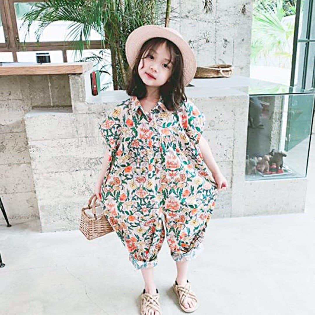 かわいいベビー服・子供服Babychuさんのインスタグラム写真 - (かわいいベビー服・子供服BabychuInstagram)「【もうチェックした⁉️夏イチオシの花柄オールインワン🌼🌸】 . バイヤーが一目惚れして仕入れた女の子のためのオシャレオールインワン💕 . 夏らしいモダンカラフルフラワーとどこか懐かしいフォルム☝️ 1枚でオシャレに着こなせます😊 裾をロールアップして履くのがオススメ😉 . 🌸フラワーオールインワン size:100/105/110/115 price:2,400+tax . 大人気なのですが、 再入荷なしの在庫限りです💦 100サイズはすでに完売💨 お子様サイズがある方は 気になった方は今すぐGETしてくださいね～👍 . プロフィール欄のURLからチェックできます✔️ . . #オールインワン #花柄 #花柄サロペット #べびちゅ #babychu #ig_kidsphoto #ig_babyphoto #かわいい #子供服 #ベビー服 #親バカ部 #女の子 #娘 #赤ちゃん #ベビーコーデ #キッズコーデ #ベビーファッション #キッズファッション #出産祝い #baby#babychujp #べびちゅstylingcollection #stayhome #おうちリゾート #リゾート気分」8月1日 21時23分 - babychu2014