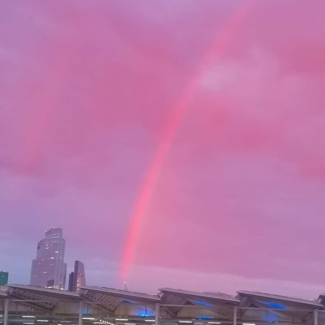 M.I.A.のインスタグラム：「#UK nofilter   #pinkrainbows ❇️🌈」
