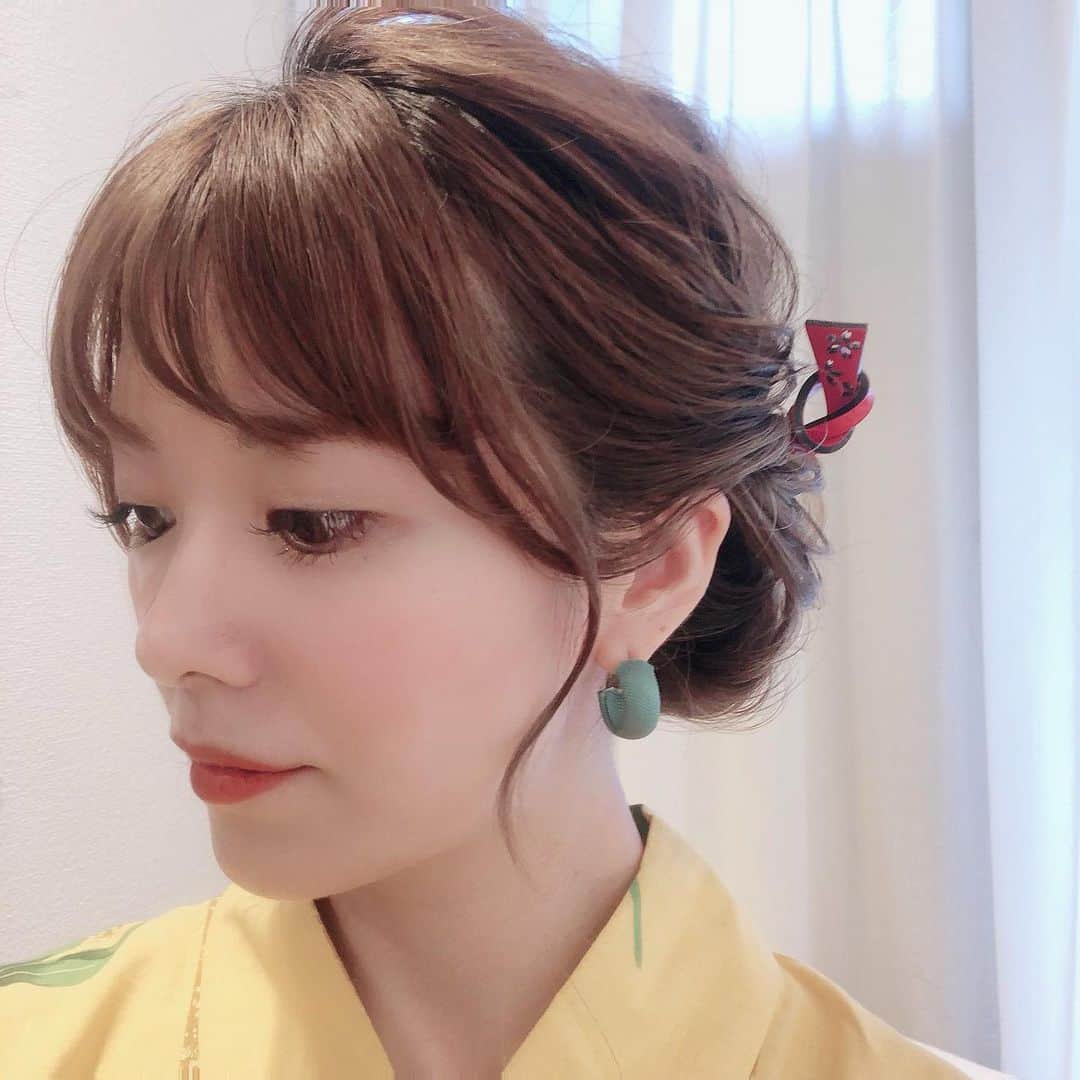 のインスタグラム：「プロの技🥺❤️ ふんわり感出すのって難しいのにさすが🎊  かんざしをさすと雰囲気でますね👘 #プロの技#浴衣ヘア #ヘアアレンジ#ヘアスタイル #ふんわりヘア #艶髪 #きゅん#かんざし#簪」