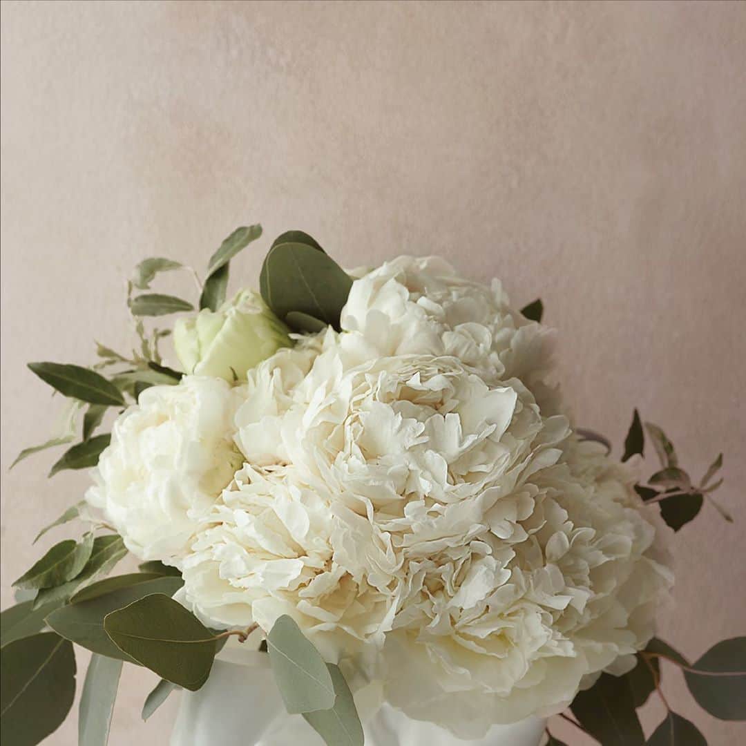 foursis_officialさんのインスタグラム写真 - (foursis_officialInstagram)「“White × Green" . . 白には純潔、グリーンの葉には永遠に という意味が込められています。 . 花嫁だけに 許された特別なブーケを。」8月1日 21時35分 - foursis_weddingdress