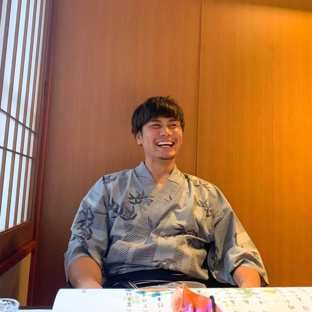 原大志のインスタグラム：「2014年8月1日 僕は地元広島から東京へ所持金1万円を握りしめ上京したんだよな。  自分の人生に一番向き合っていたあの時。  「絶対に成功する」  それ以外の理由はなかった。  溢れ出る感情を抑えきれず、新幹線の中で涙が止まらなかった。  あの日が今でも昨日のことみたいに鮮明に蘇ってくる。  そして2020年8月1日、今日から7年目に入った。  たくさんの方の支えがあって、今の自分が存在することを改めて感じる日。  あの日の選択から僕と出逢い、繋がりを持って下さった全ての方へ。  本当にありがとうございます。  東京という第二の故郷でたくさんの大切な人ができました。  人の人生に一筋の光を。  自分にしかできないこの世に一輪しか咲かないあなたという花として咲く為に。  あなたの心へ種を撒き、あなたの心へ火を灯す。  そんな生き方ができる男へ成長していきます。  ダメダメな自分ですが、引き続きどうぞよろしくお願い致します。  そして今日まで成長を見守り支えて下さった  ここへ載せきれない程の素晴らしい方々へ感謝致します。  僕の一生を懸けて恩返ししていきます。  そして原大一志と出逢えてよかった。  そう言って頂けるように努力していきます。  愛と感謝を込めて。  2020.8.1 原大一志  pic📷 ichika 2019年1月とある旅館にて。 娘が撮ってくれた写真で一番好きな写真。  #感謝」