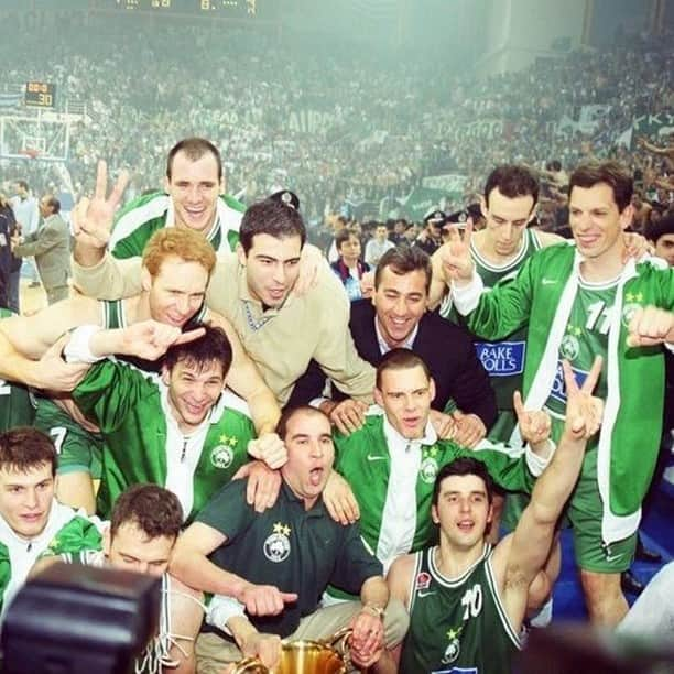 FIBAさんのインスタグラム写真 - (FIBAInstagram)「One of Panathinaikos' ☘️ many glorious victories and just the type of celebration you could expect! 🧨  📺 16:00 GMT on YouTube.com/FIBA & Facebook.com/FIBA」8月1日 21時30分 - fiba