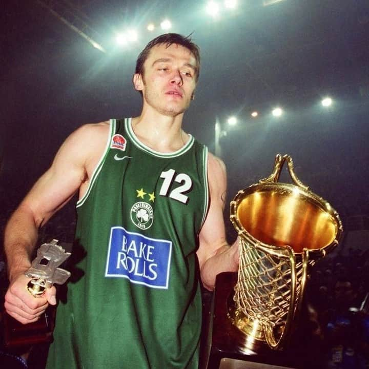 FIBAさんのインスタグラム写真 - (FIBAInstagram)「One of Panathinaikos' ☘️ many glorious victories and just the type of celebration you could expect! 🧨  📺 16:00 GMT on YouTube.com/FIBA & Facebook.com/FIBA」8月1日 21時30分 - fiba