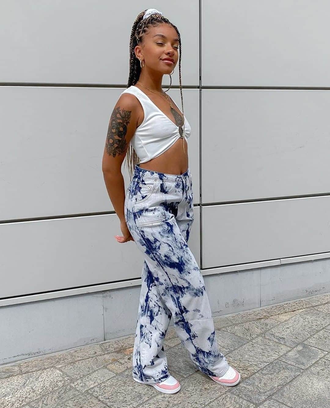 Beginning Boutiqueさんのインスタグラム写真 - (Beginning BoutiqueInstagram)「Cool girl 🥀 Babe @lisa.onuoha in the exclusive Elixir Buckle Crop Top White & Origami Jeans Bleached Denim! ⁠」8月1日 21時30分 - beginningboutique