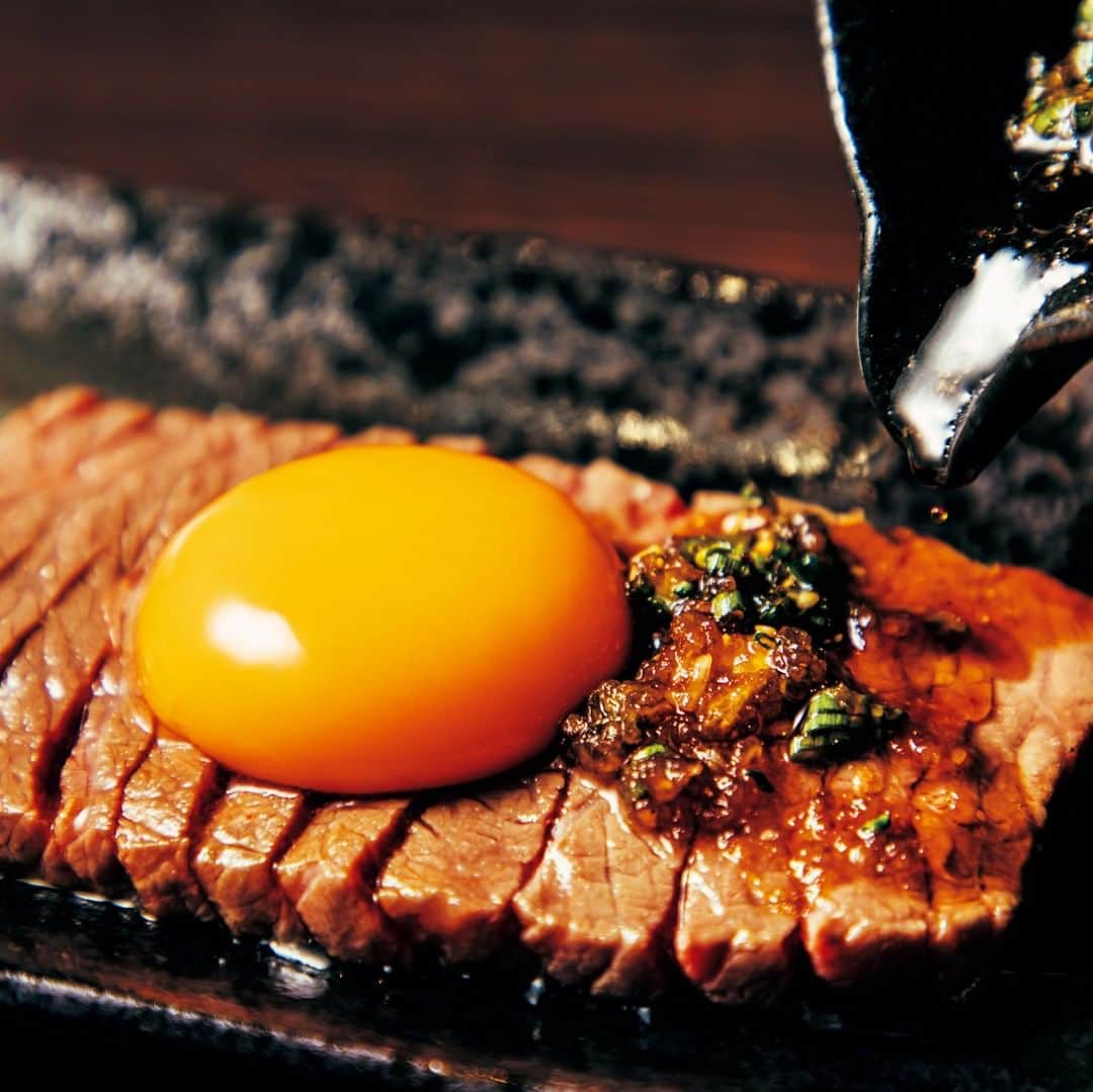 東京カレンダーさんのインスタグラム写真 - (東京カレンダーInstagram)「超レア肉の甘みと旨みが堪能できるステーキはコスパ面も素晴らしすぎる！⠀⠀⠀⠀⠀⠀⠀⠀⠀ ⠀⠀⠀⠀⠀⠀⠀⠀⠀ 自他ともに認める“肉好き女子”の加藤紫織さんが足繁く通う『醍醐 銀座店』。⠀⠀⠀⠀⠀⠀⠀⠀⠀ ⠀⠀⠀⠀⠀⠀⠀⠀⠀ 行くと必ずオーダーする「 #コールドステーキ」（￥1,480）は、柔らかな牛もも肉をレアで仕上げて、醤油ベースの自家製ユッケダレをかけて食べる名物メニューだ。⠀⠀⠀⠀⠀⠀⠀⠀⠀ 「食感も味もプレゼンテーションも心に刺さる要素しかない。⠀⠀⠀⠀⠀⠀⠀⠀⠀ 赤身肉なのでビタミン豊富ですし、銀座の焼肉店にして真心プライスなのも嬉しい」。⠀⠀⠀⠀⠀⠀⠀⠀⠀ 肉好きならば、心をホールドされること間違いなし！⠀⠀⠀⠀ ⠀⠀⠀⠀⠀⠀⠀⠀⠀ ⠀⠀⠀⠀⠀⠀⠀⠀⠀ 写真▷⠀⠀⠀⠀⠀⠀⠀⠀⠀ 『醍醐 銀座店』のコールドステーキ⠀⠀⠀⠀⠀⠀⠀⠀⠀ ⠀⠀⠀⠀⠀⠀⠀⠀⠀ ーーーーP r o f i l eーーーー﻿⠀⠀⠀⠀⠀⠀⠀⠀⠀ ★株式会社カリテ代表 加藤紫織★﻿⠀⠀⠀⠀⠀⠀⠀⠀⠀ ブランド、プロダクトPR＆コミュニケーション業務を中心とした会社を経営。⠀⠀⠀⠀⠀⠀⠀⠀⠀ 焼肉好きが高じ、現在はWebメディアにて『しおりんの行かねば損する焼肉店』（https://foodport.jp）を連載中。⠀⠀⠀⠀⠀⠀⠀ ーーーーーーーーーーーーー﻿⠀⠀⠀⠀⠀⠀⠀⠀⠀ ⠀⠀⠀⠀⠀⠀⠀⠀⠀ ーーinfoーーーー⠀⠀⠀⠀⠀⠀⠀⠀⠀ 店名▷ 醍醐 銀座店⠀⠀⠀⠀⠀⠀⠀⠀⠀ エリア▷ #銀座　#有楽町⠀⠀⠀⠀⠀⠀⠀⠀⠀ 電話番号▷03-6280-6188⠀⠀⠀⠀⠀⠀⠀⠀⠀ ※お問い合わせの際は『東京カレンダーのインスタを見た』とお伝えいただければ幸いです。⠀⠀⠀⠀⠀⠀⠀⠀⠀ 住所▷中央区銀座5-5-11 塚本不動産ビル7F⠀⠀⠀⠀⠀⠀⠀⠀⠀ ーーーーーーーー⠀⠀⠀⠀⠀⠀⠀⠀⠀ ⠀⠀⠀⠀⠀⠀⠀⠀⠀ ★コースの詳細や店内の様子は⠀⠀⠀⠀⠀⠀⠀⠀⠀ 『月刊誌　東京カレンダー2020 9月号　#今行きたい店  食通たちに聞いた!今、無性に食べたい　「あの店のあれ」』にて⠀⠀⠀⠀⠀⠀⠀⠀⠀ ⠀⠀⠀⠀⠀⠀⠀⠀⠀ ーーーーーーー★ーーーーーーーー﻿⠀⠀⠀⠀⠀⠀⠀⠀⠀ @tokyocalendar プロフィールURLの﻿⠀⠀⠀⠀⠀⠀⠀⠀⠀ 東カレweb（アプリ）では、﻿⠀⠀⠀⠀⠀⠀⠀⠀⠀ 高級グルメ情報や話題のレストラン、﻿⠀⠀⠀⠀⠀⠀⠀⠀⠀ 手土産からテイクアウトグルメなど﻿⠀⠀⠀⠀⠀⠀⠀⠀⠀ 東京のグルメ情報を幅広くご紹介。﻿⠀⠀⠀⠀⠀⠀⠀⠀⠀ そして大人気コンテンツ、東カレweb小説や﻿⠀⠀⠀⠀⠀⠀⠀⠀⠀ トレンドニュースも配信しております。﻿⠀⠀⠀⠀⠀⠀⠀⠀⠀ ーーーーーーーーーーーーーーーー ﻿⠀⠀⠀⠀⠀⠀⠀⠀⠀ ⠀⠀⠀⠀⠀⠀⠀⠀⠀ #東京カレンダー #Tokyocalendar #東カレ﻿#ディナー #話題  #有楽町グルメ#東京グルメ#東京美食 #food#instafood#Tokyofood⠀⠀⠀⠀⠀⠀⠀⠀⠀ #japanesefood #東京おすすめ　#醍醐銀座店 #醍醐  #ステーキ#洋食　#銀座グルメ　#ユッケ　#yakiniku #焼肉#肉料理#肉食女子 #たまご」8月1日 21時30分 - tokyocalendar